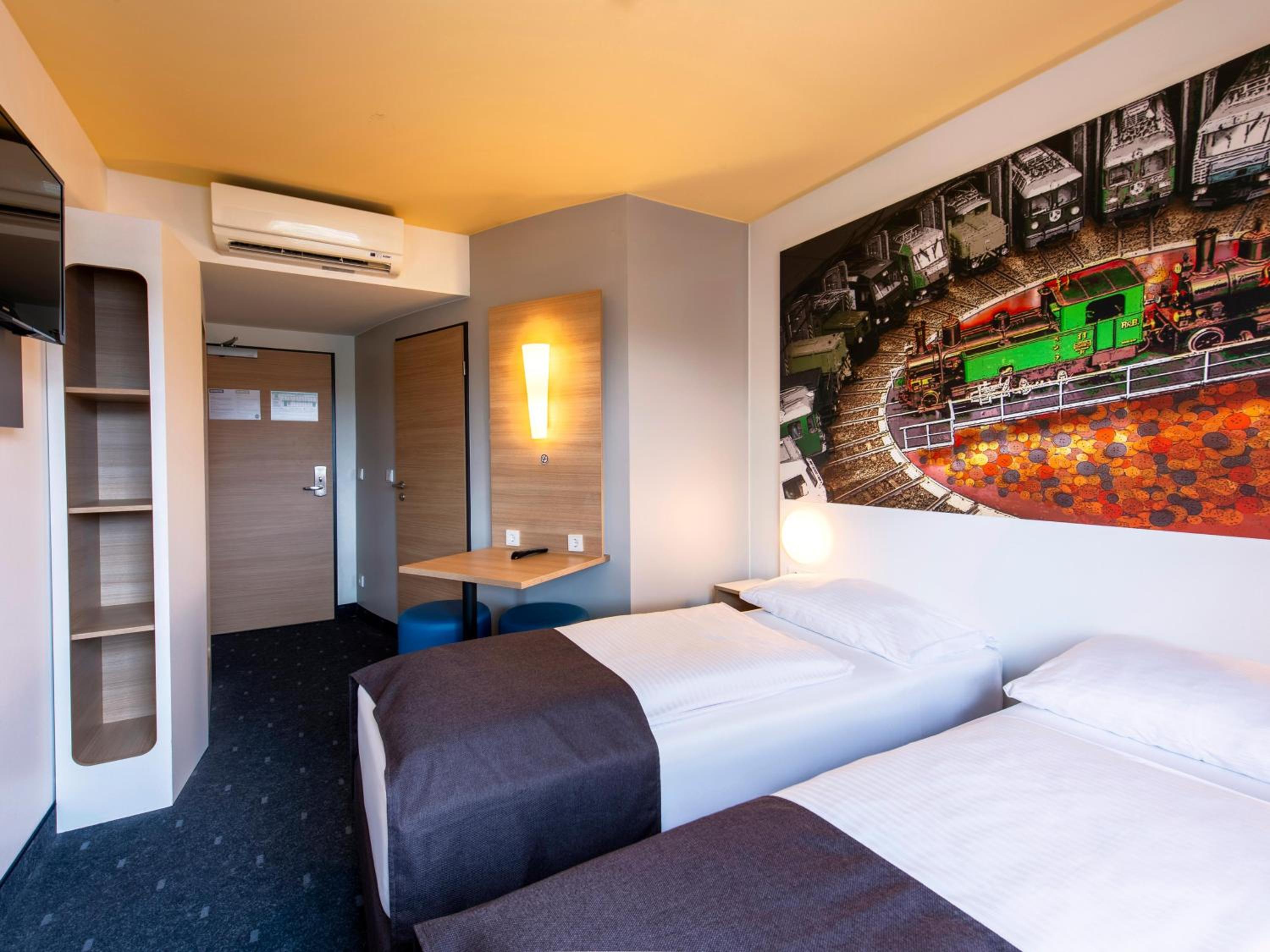 Twin Room thumbnail 5