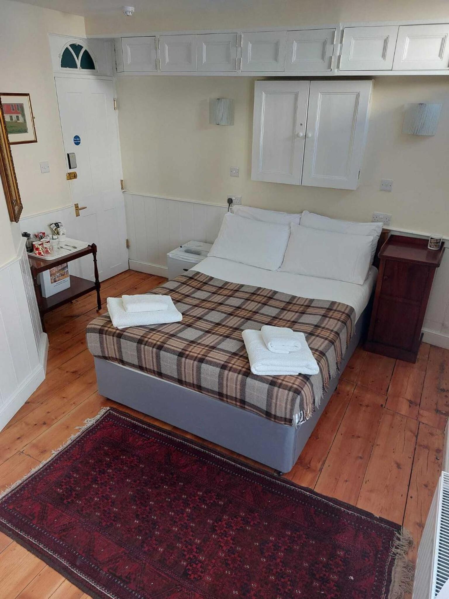 Ground Floor Double Room with Ensuite & Street view