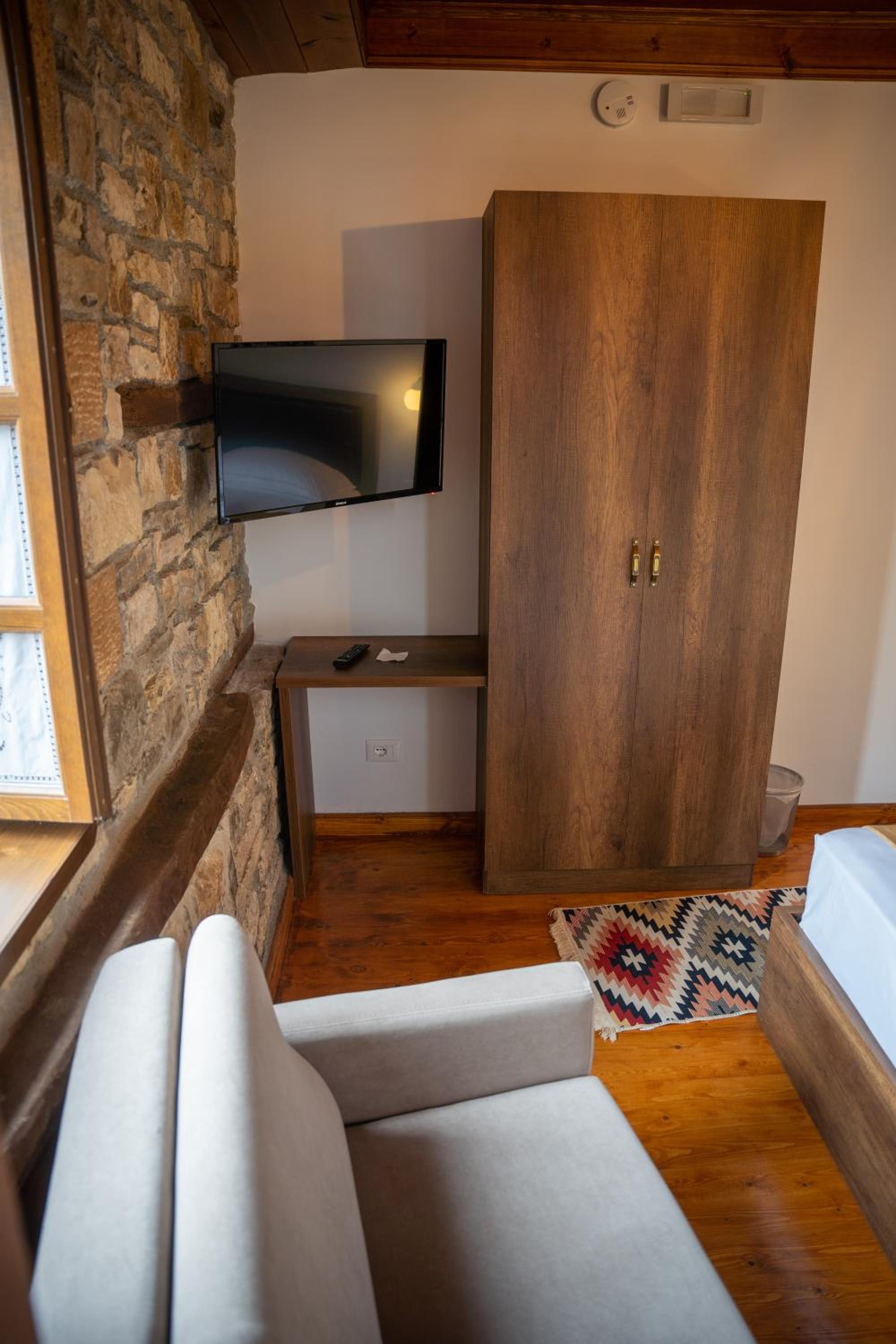 Deluxe Double Room (2 Adults + 1 Child)