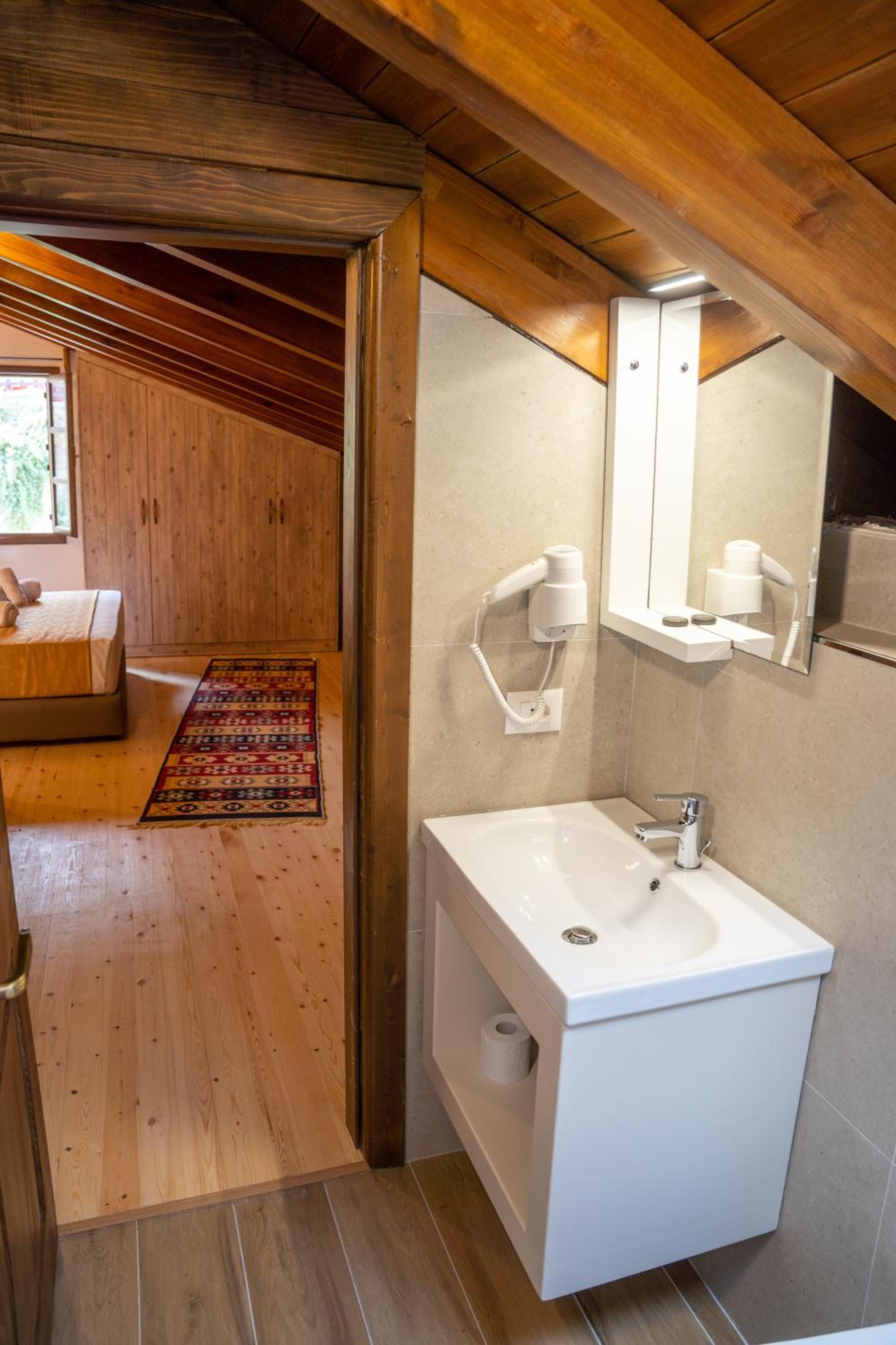 Family Room with Private Bathroom photo 3
