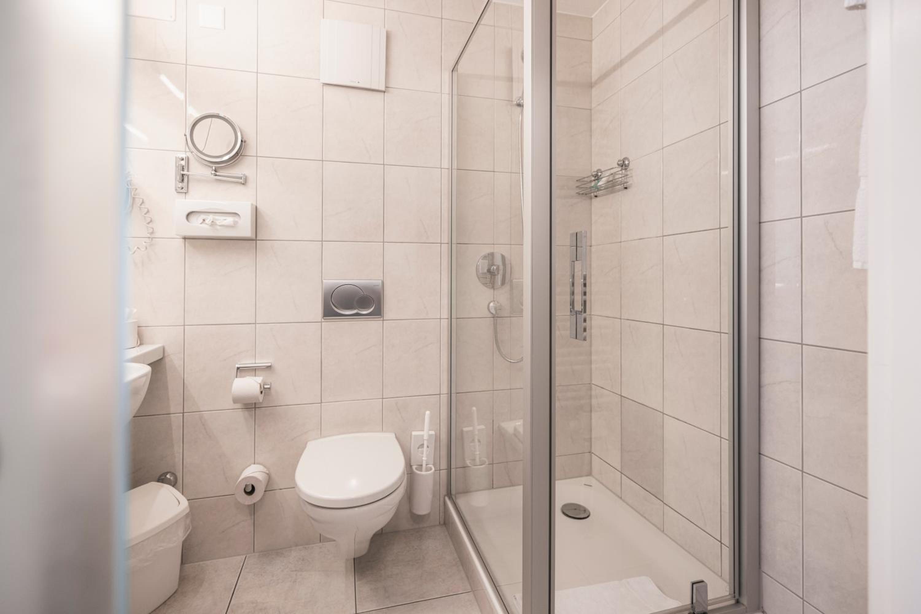 Standard Double or Twin Room with Shower - Photo 8
