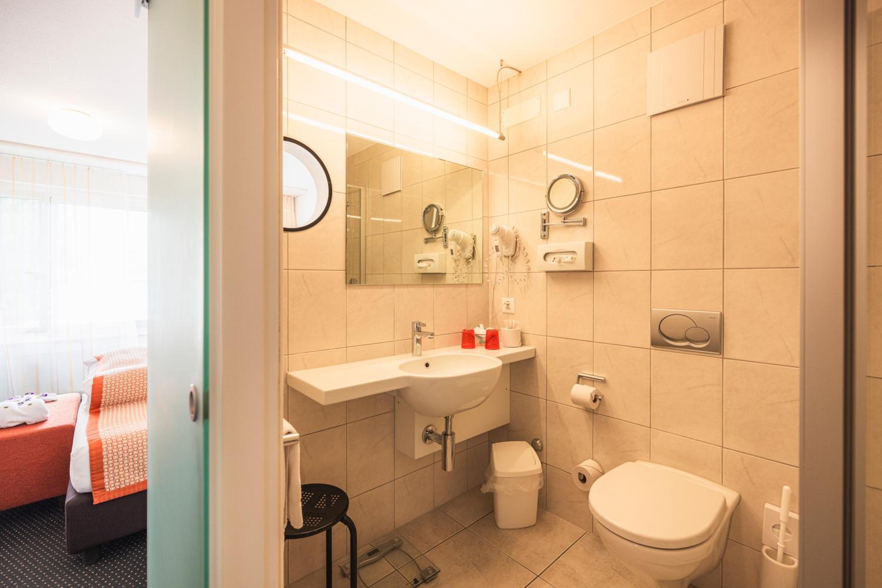 Standard Double or Twin Room with Shower - Photo 9