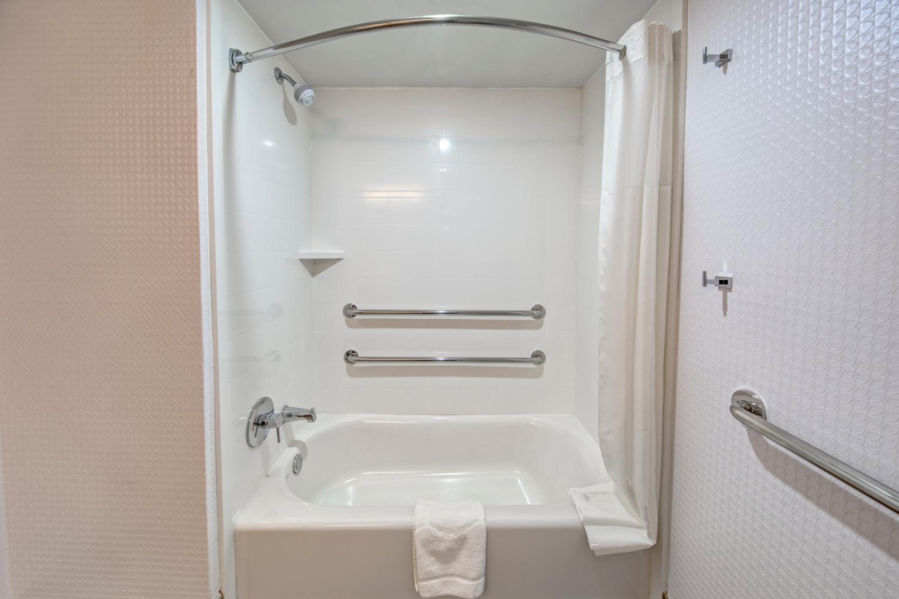 Queen Room with Two Queen Beds - Mobility and Hearing Access/Non-Smoking photo 3