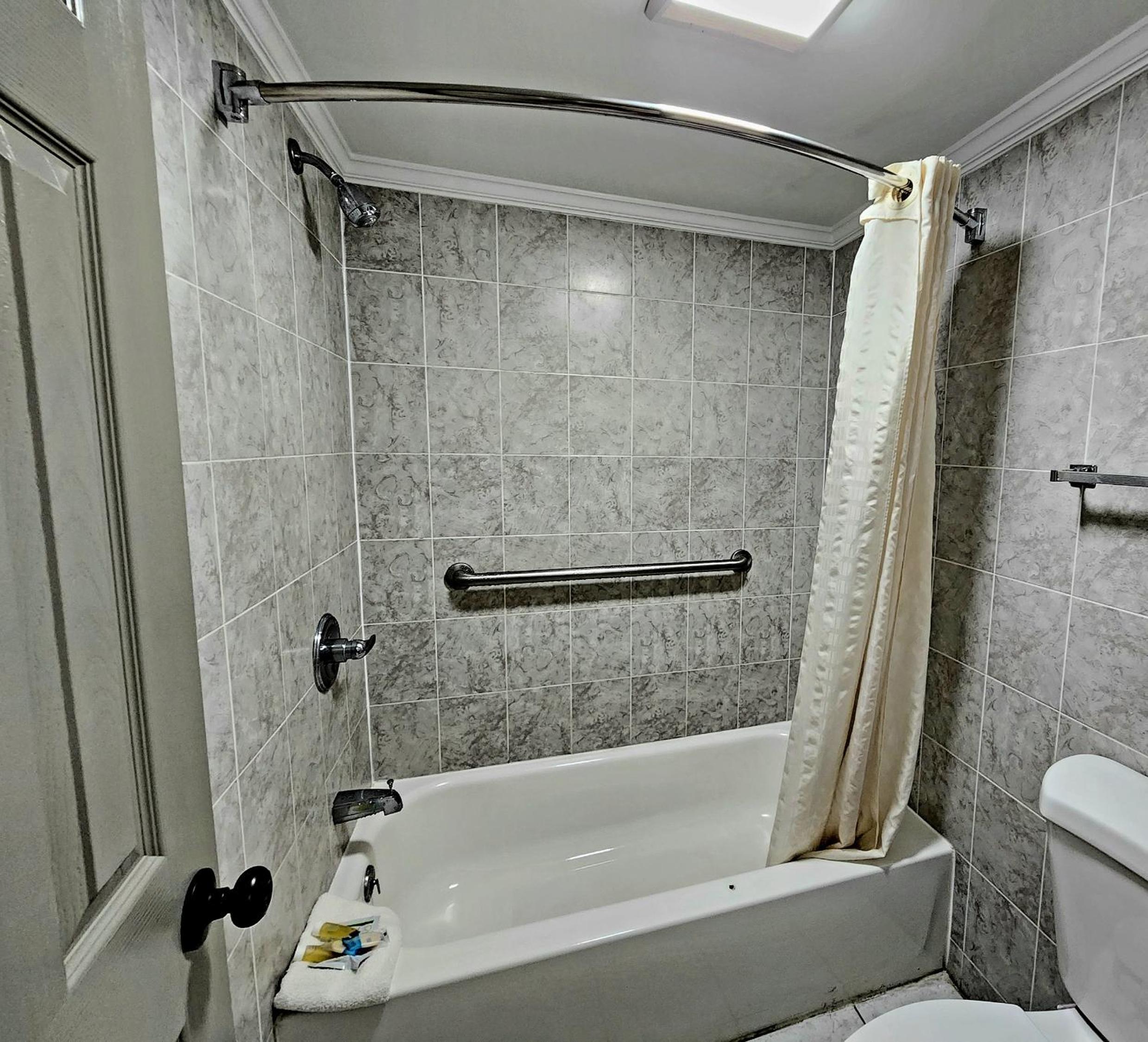 Double Room with Two Double Beds - Non-Smoking - Photo 11