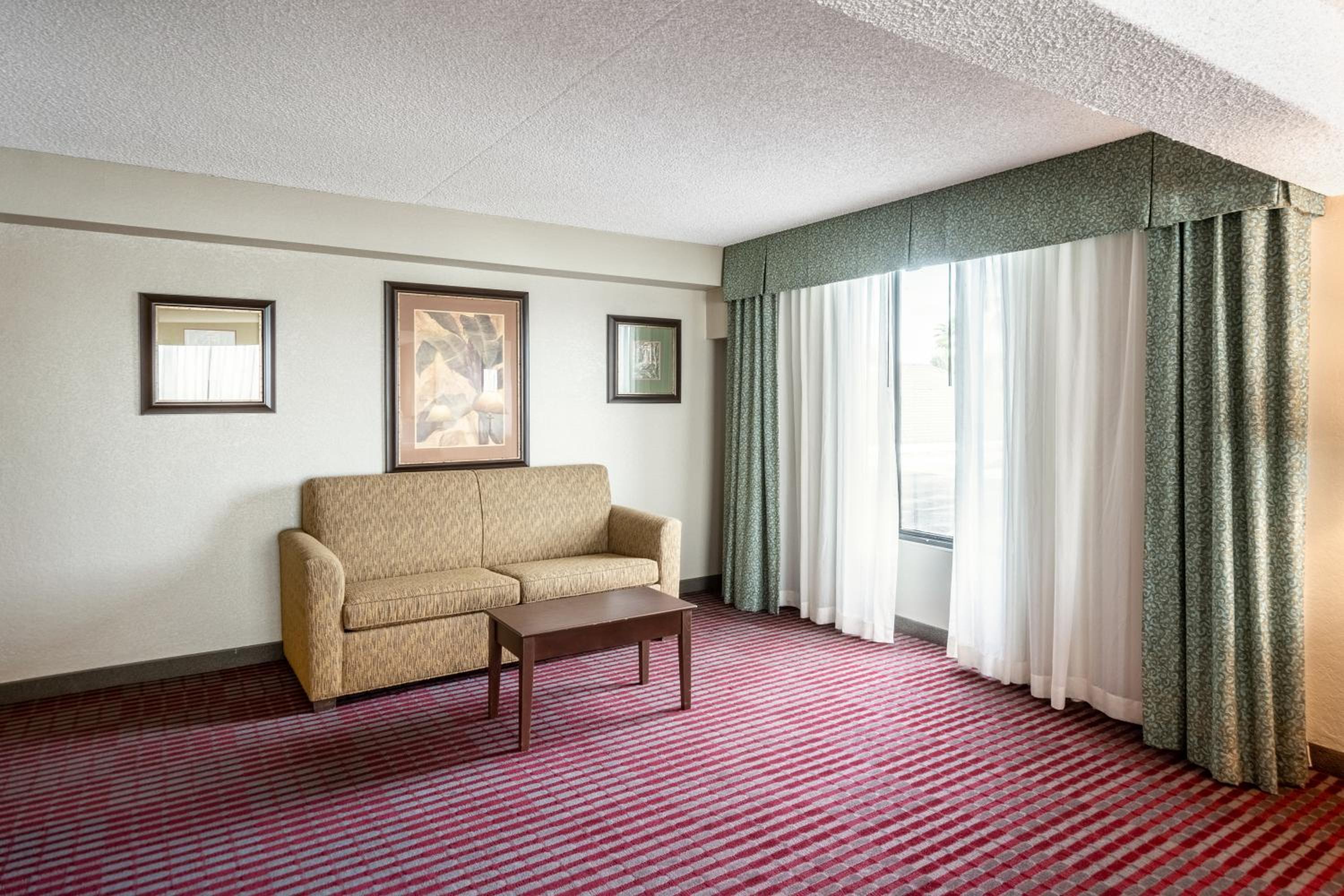 Standard King Room - Non-Smoking  - Photo 1