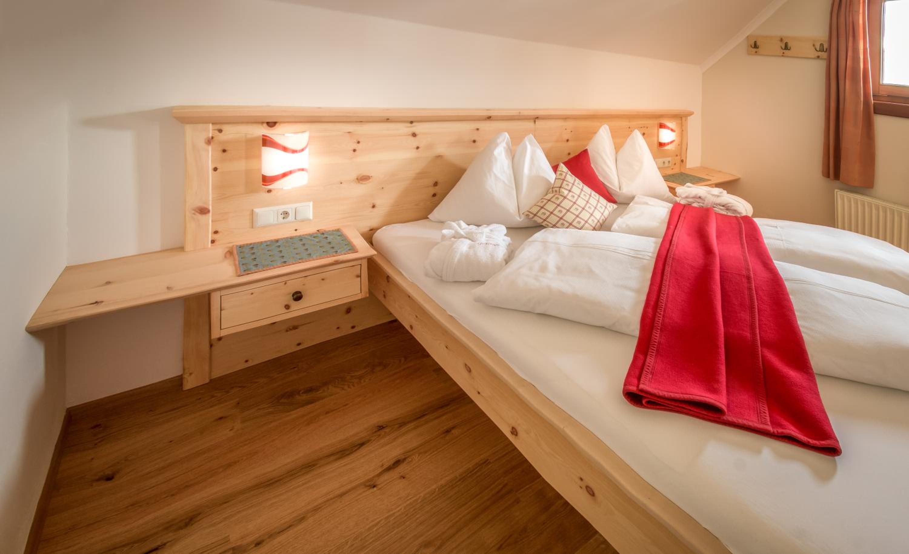 One-Bedroom Apartment with Balcony and Mountain View   photo 1