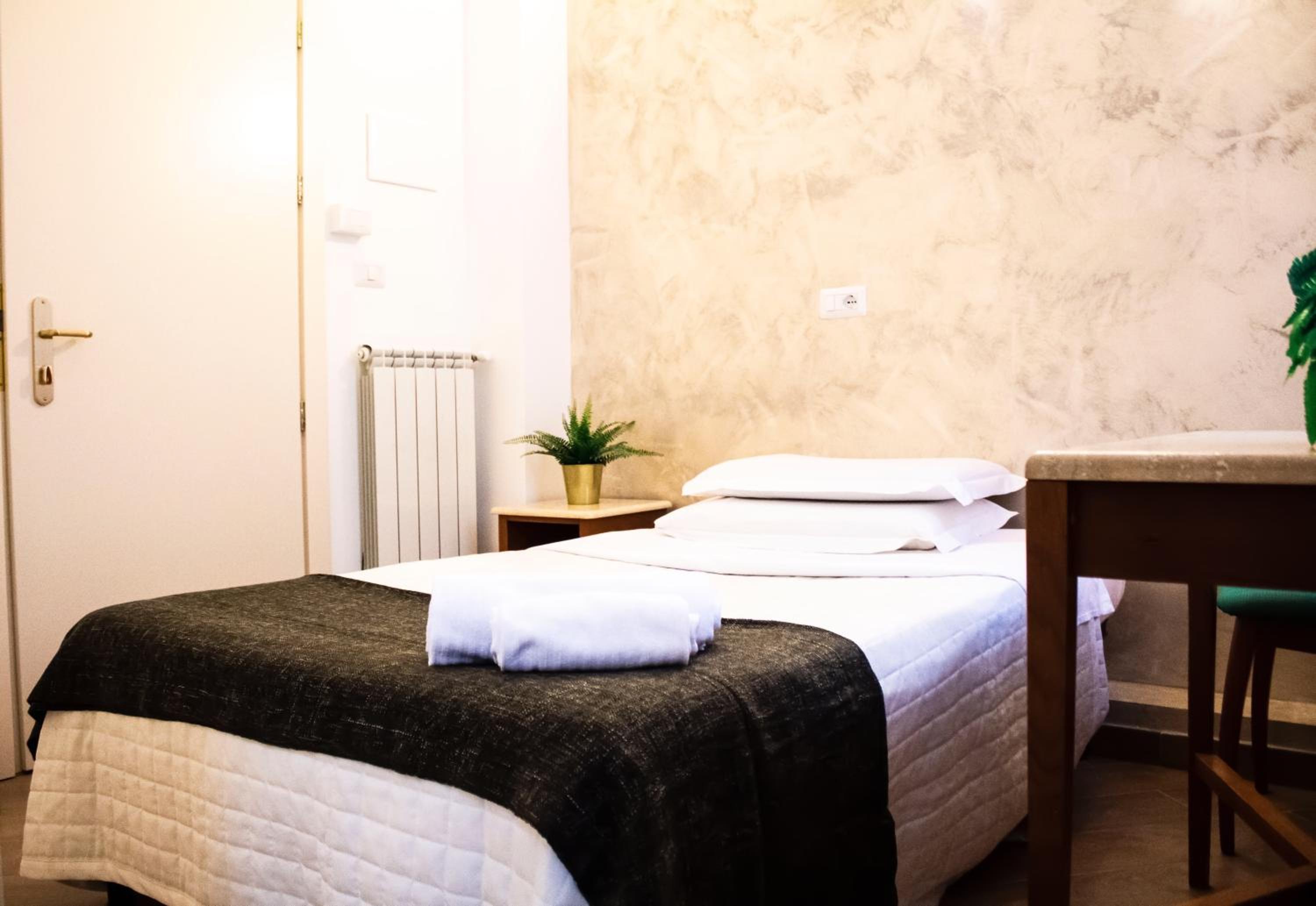 Economy Double Room photo 2