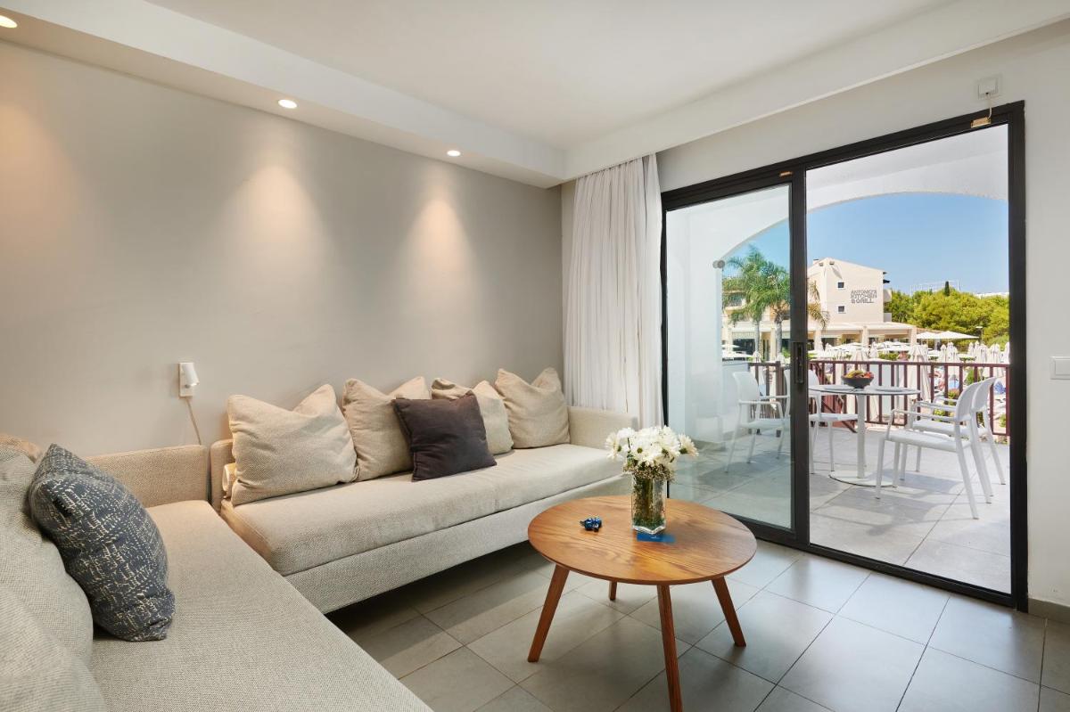 Apartment with Pool View  photo 2