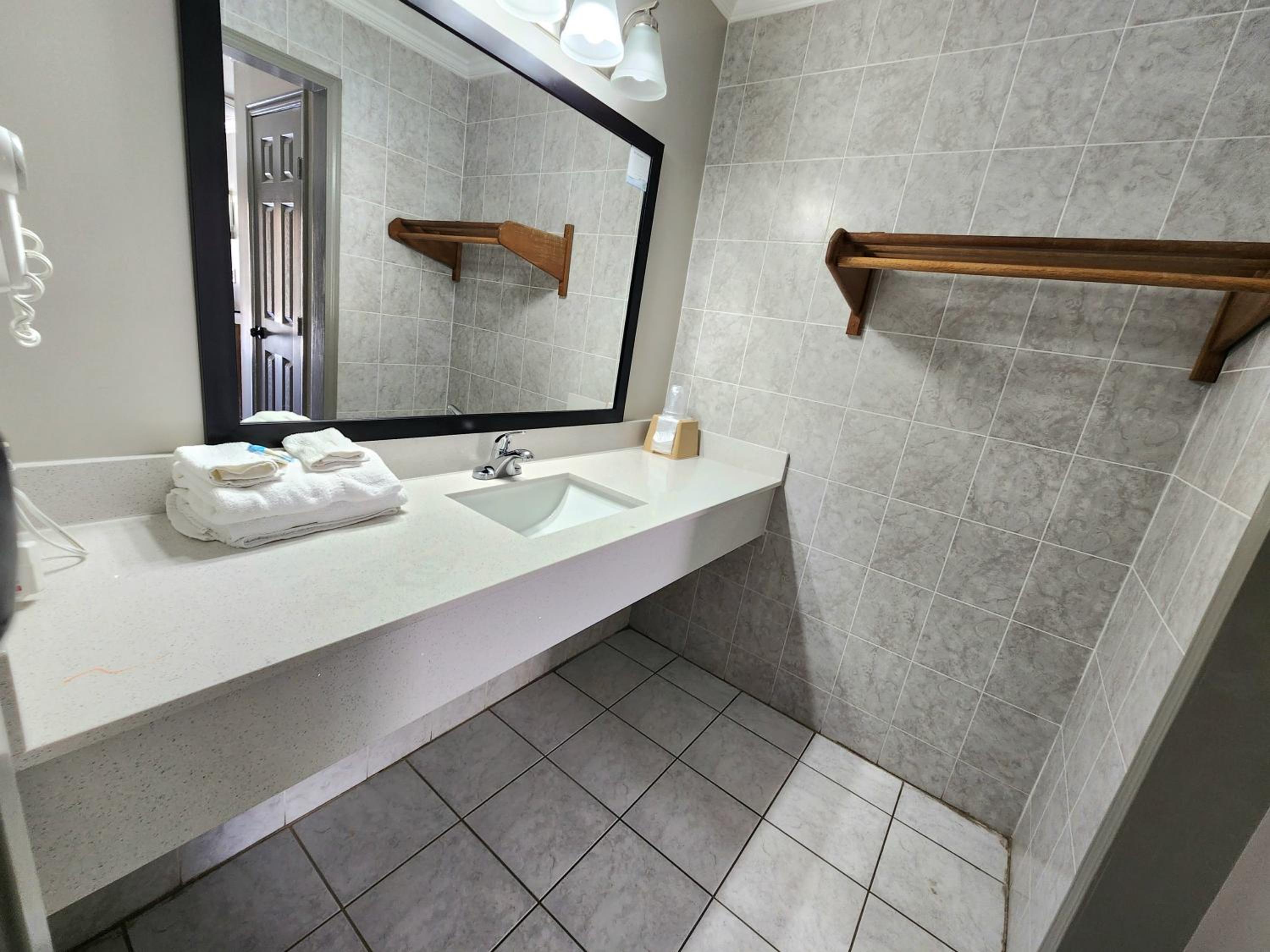 Double Room with Two Double Beds - Non-Smoking - Photo 12