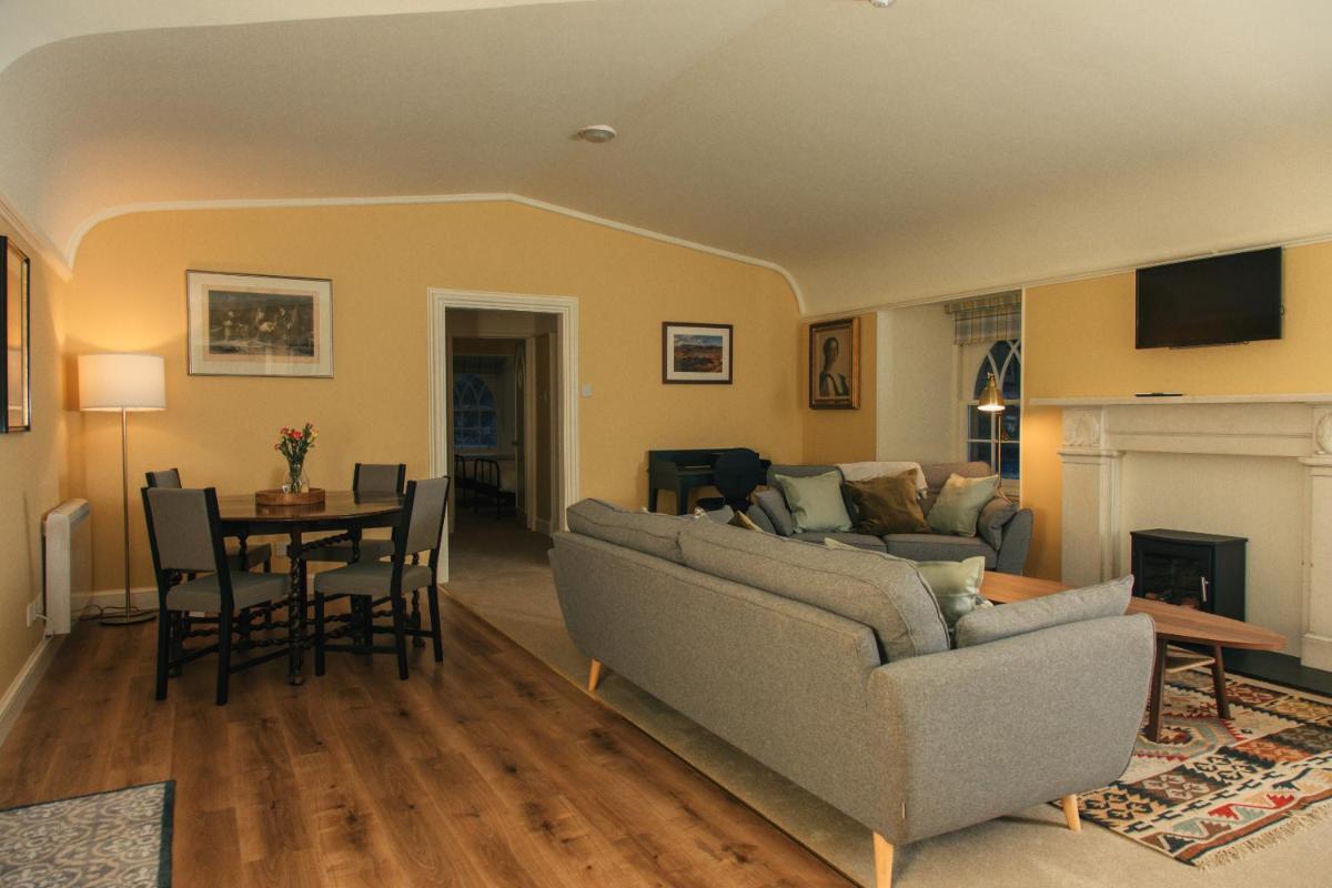 Two-Bedroom Apartment (Not Dog Friendly) photo 2