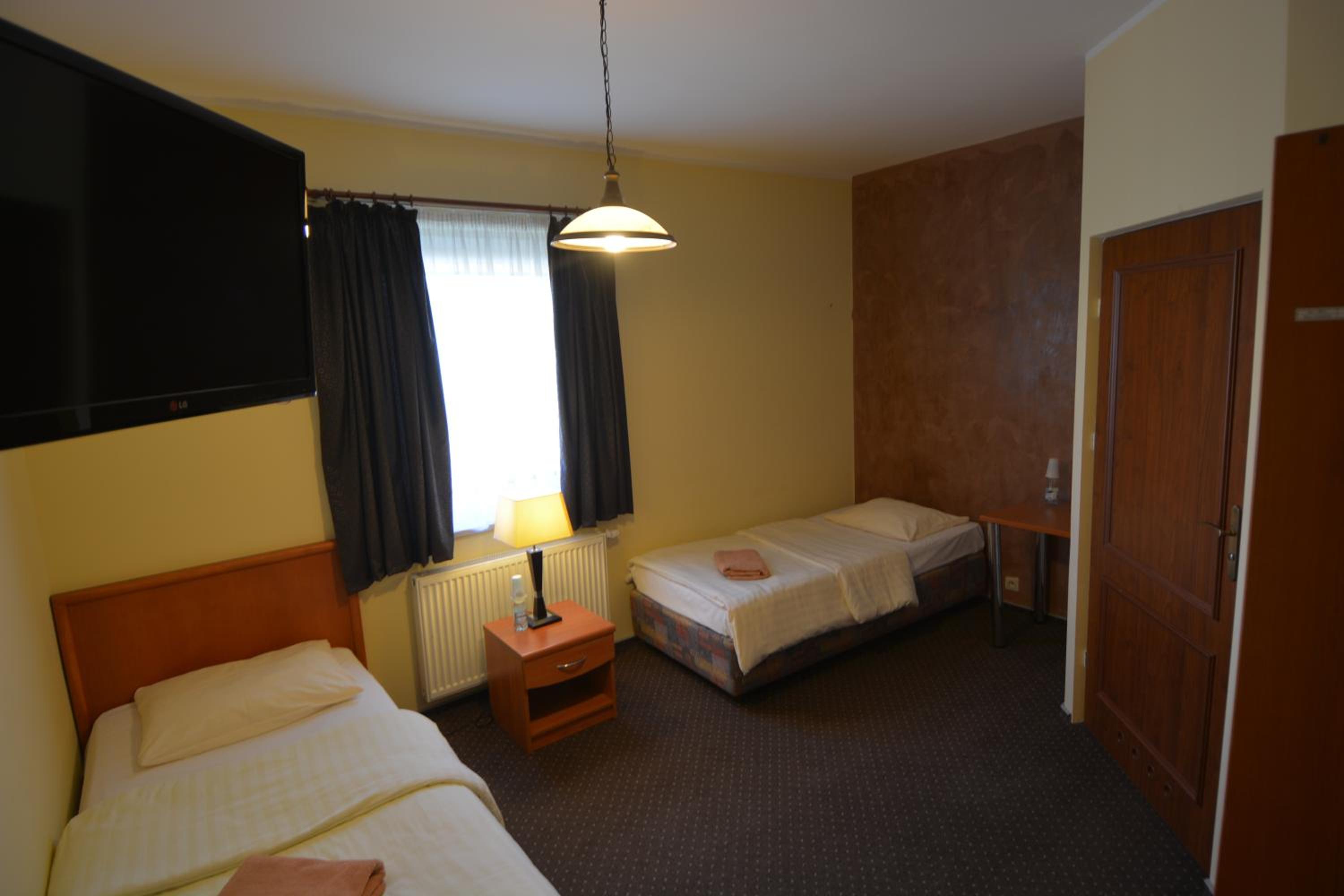 Twin Room - Photo 2