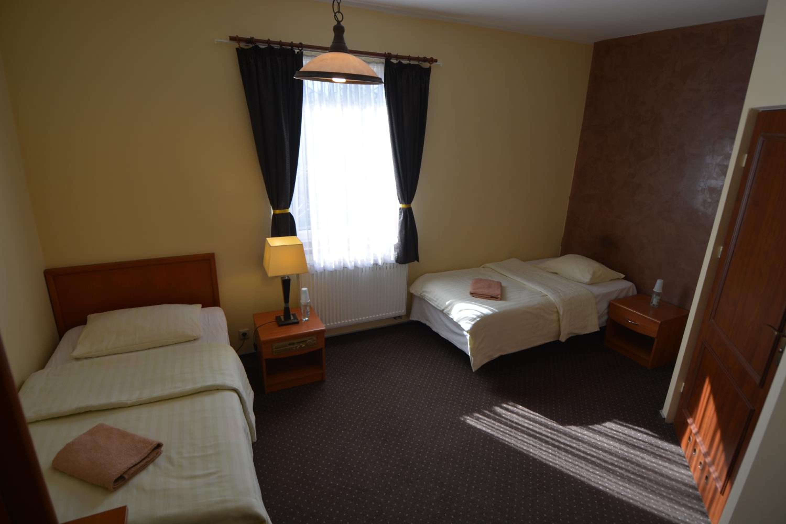 Twin Room - Photo 3