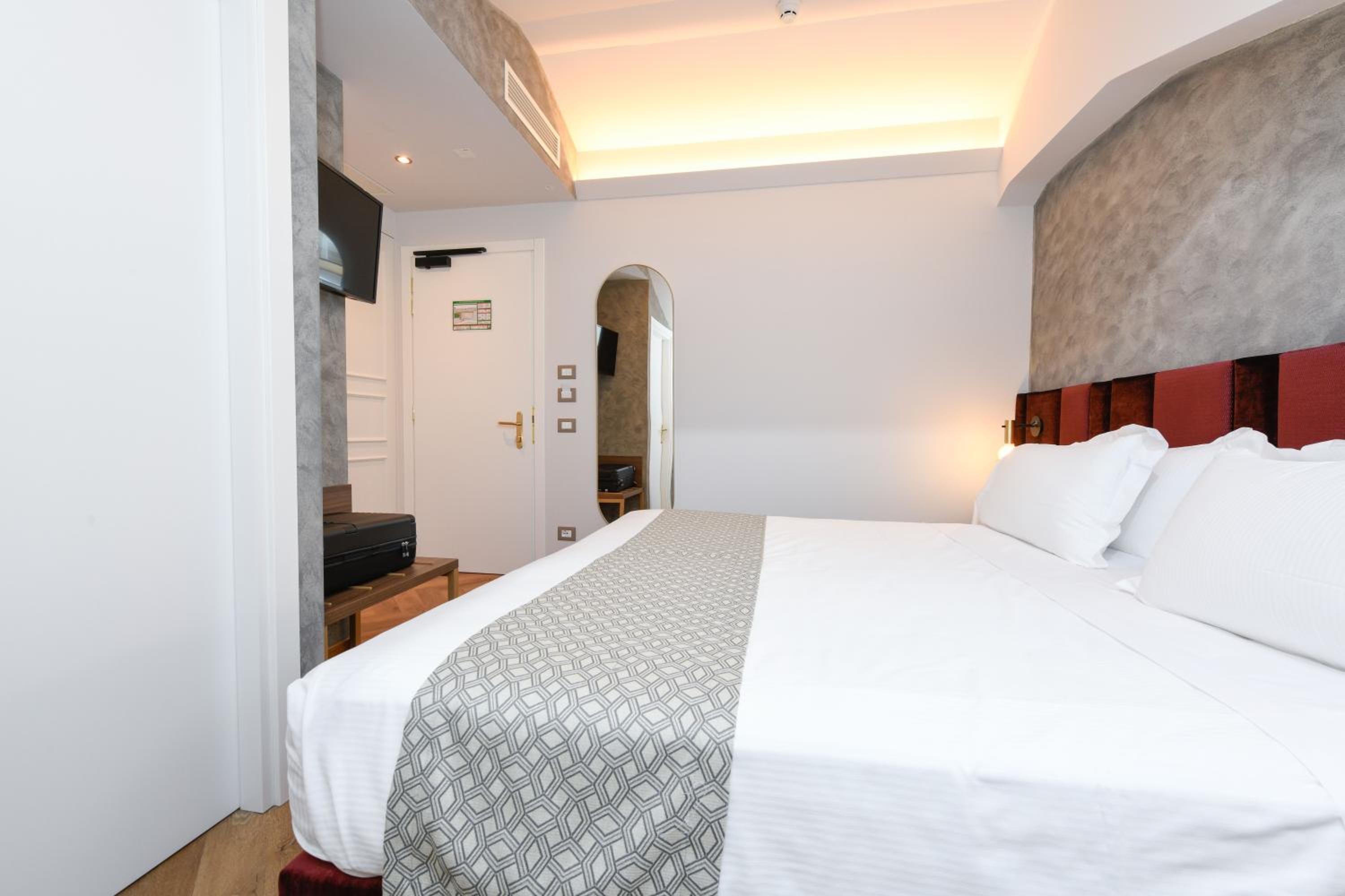 Standard Double Room - Photo 9