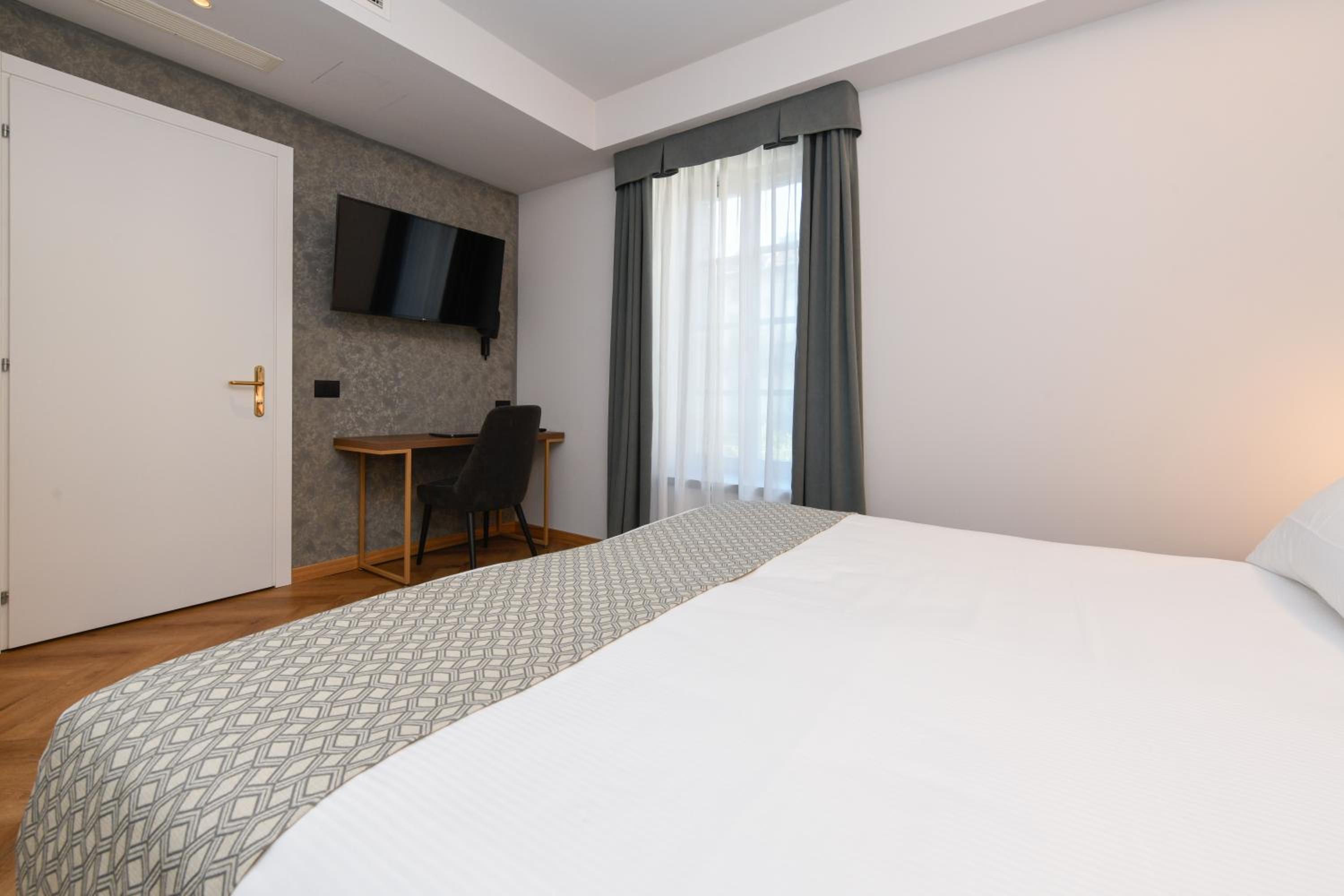 Standard Double Room - Photo 10