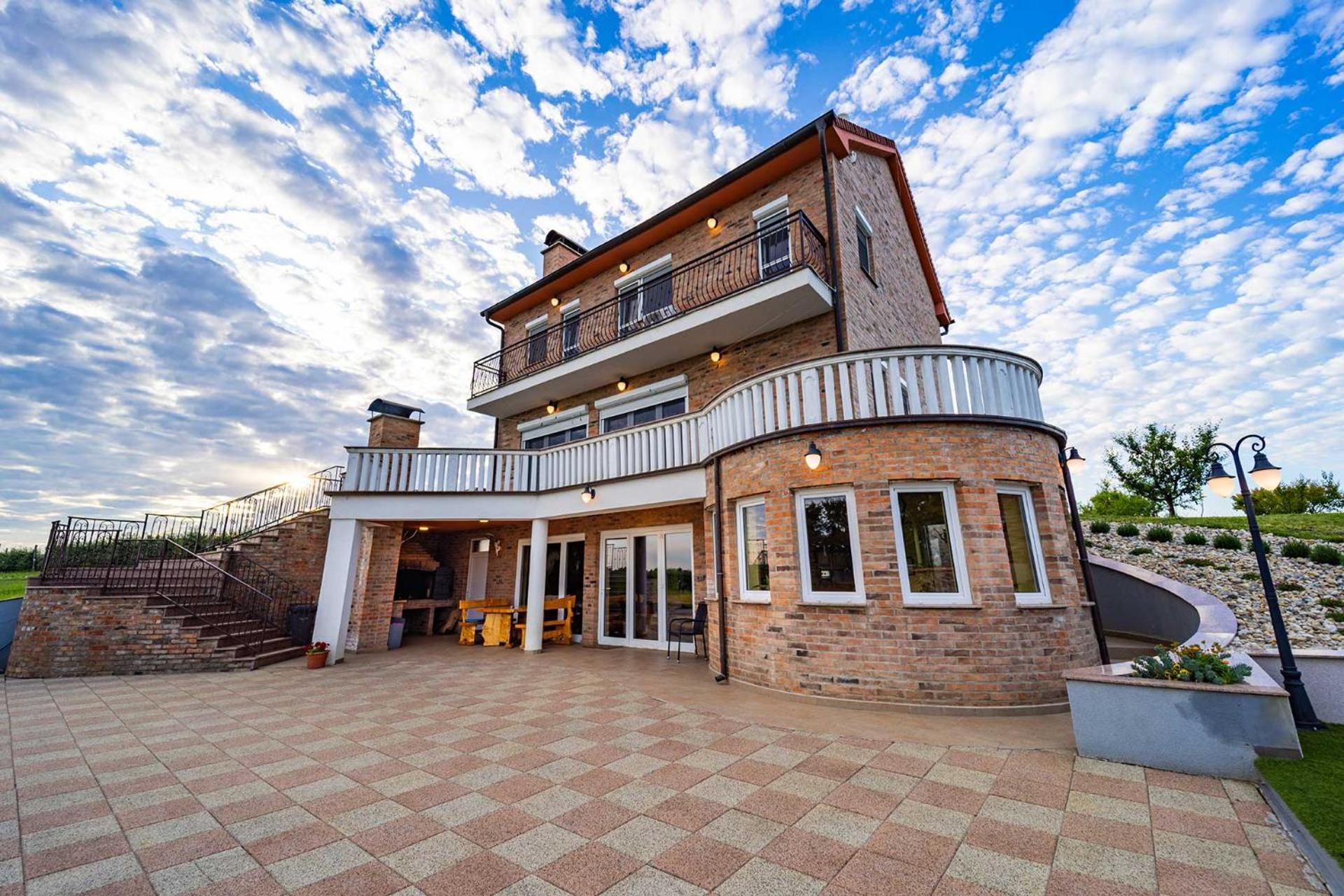 Villa photo 2