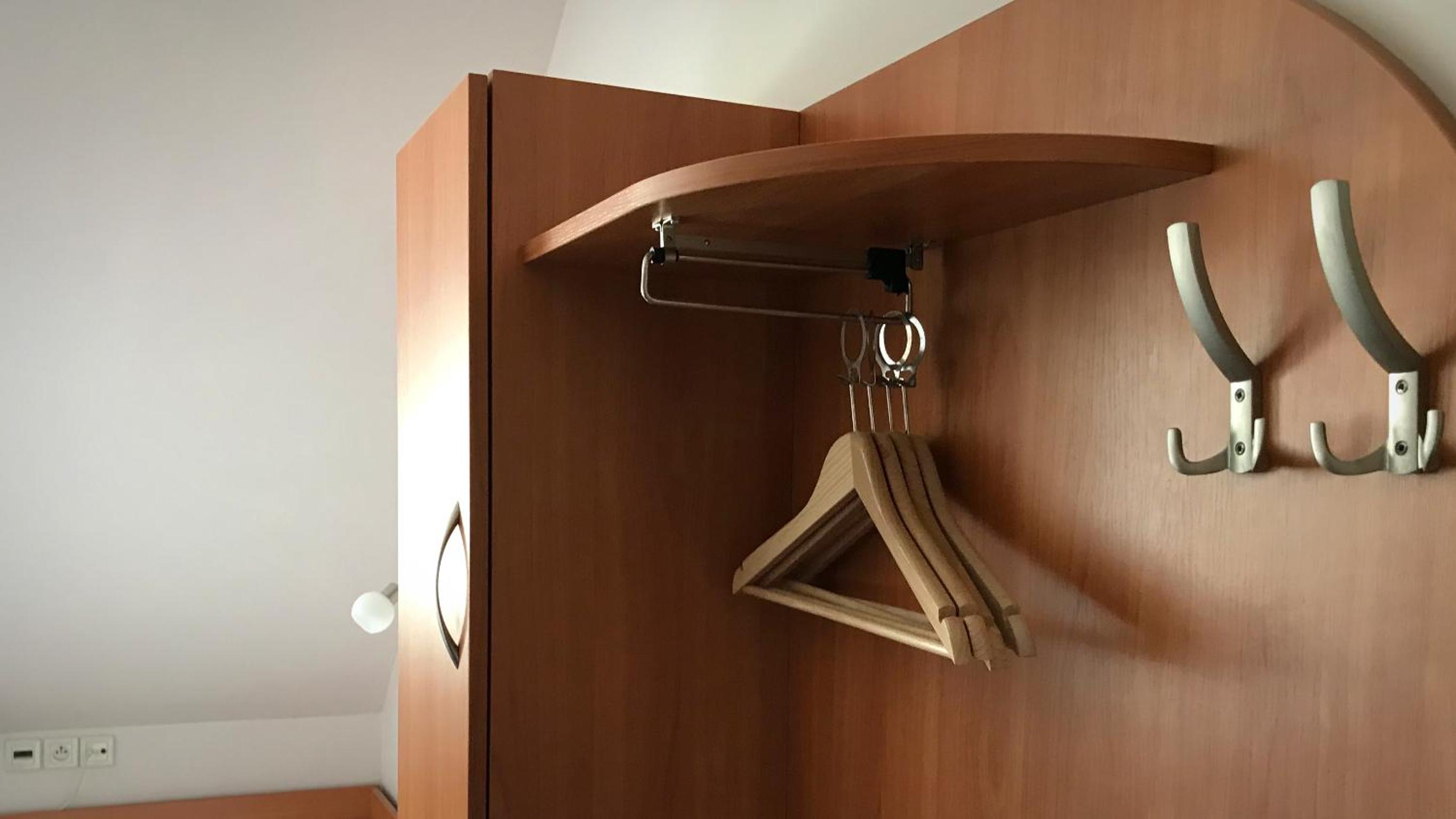 Twin Room - Photo 10