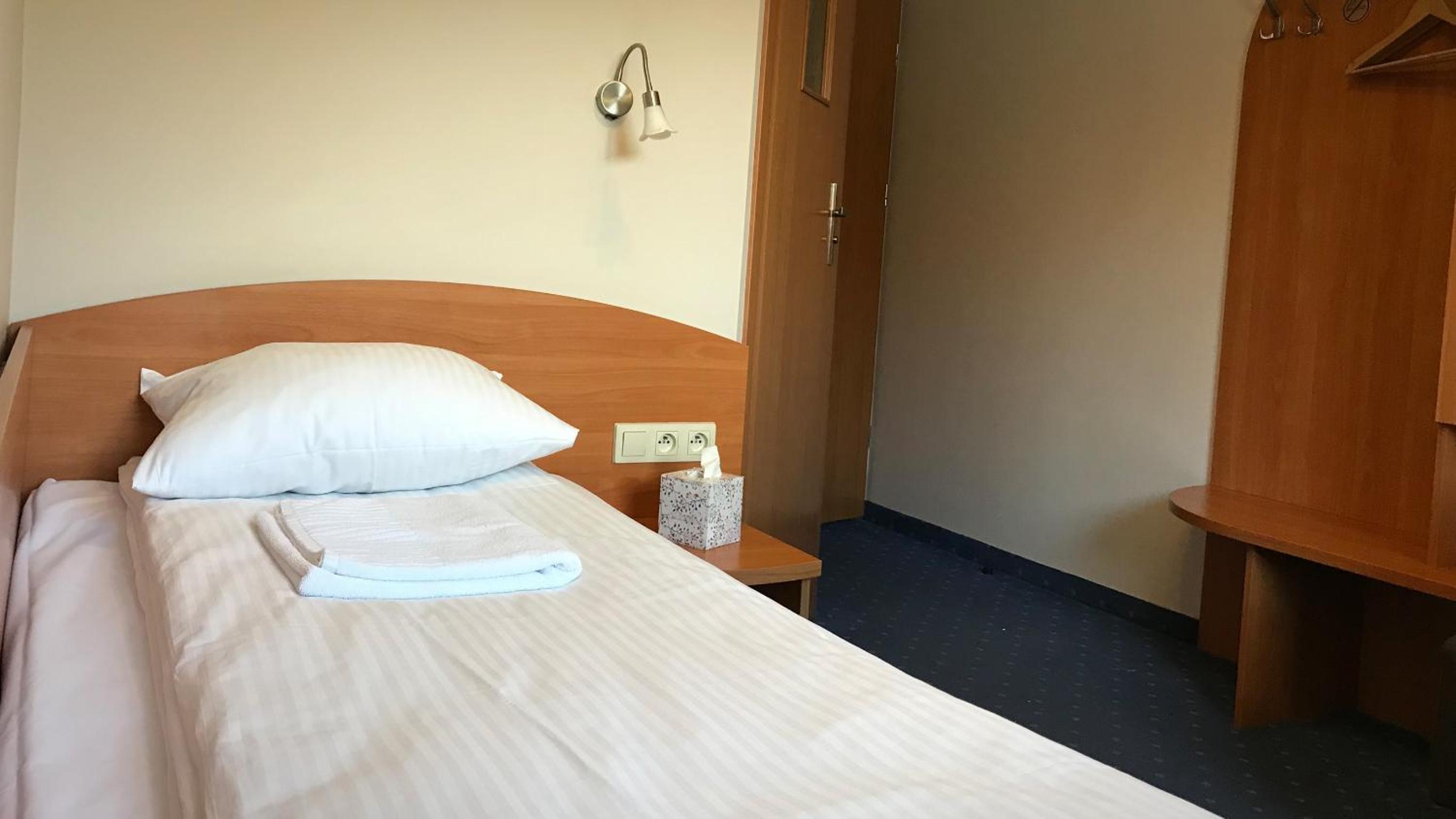 Twin Room - Photo 13