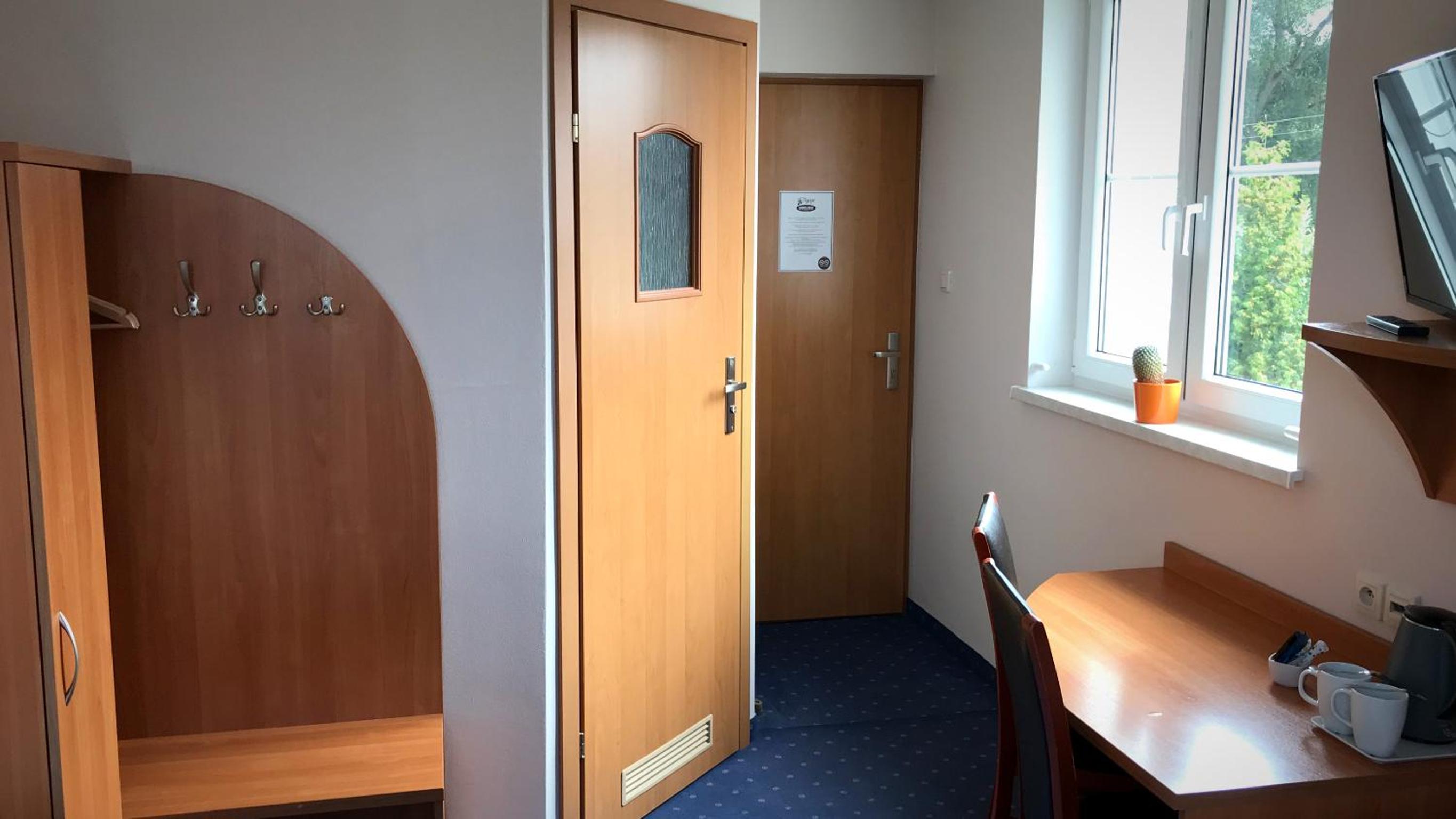 Twin Room - Photo 11