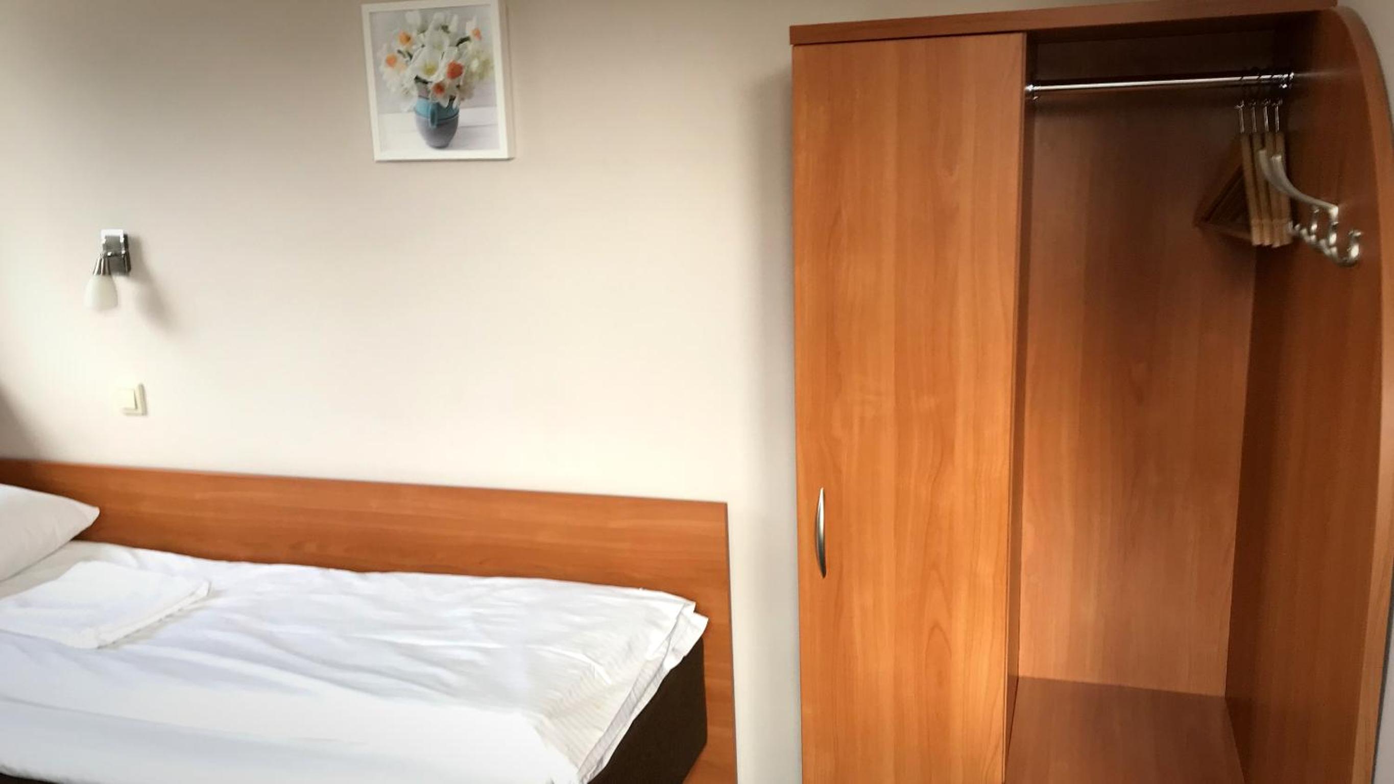 Twin Room - Photo 4