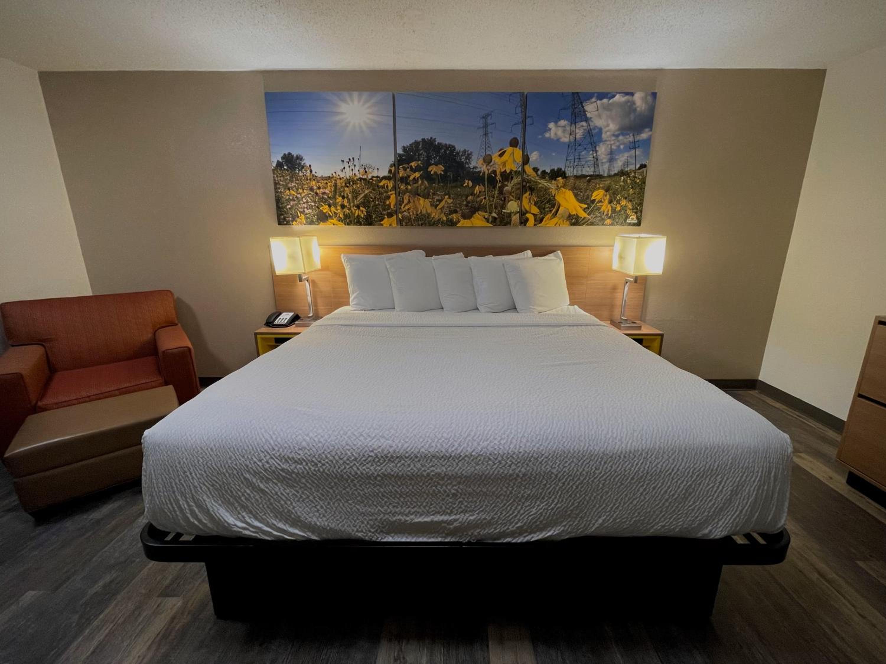 King Suite - Non-Smoking - Photo 3