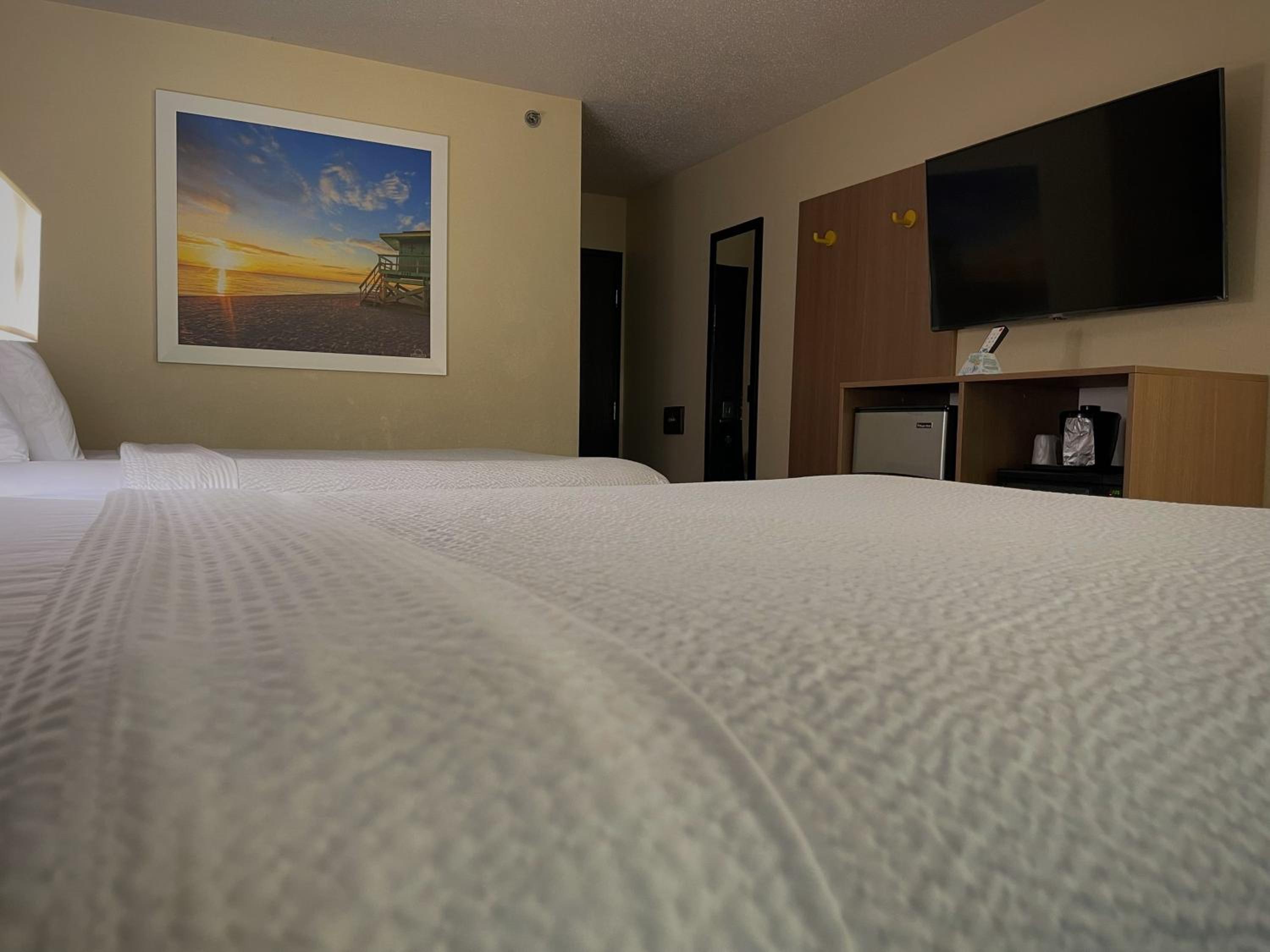 Queen Room with Two Queen Beds - Non-Smoking - Photo 8