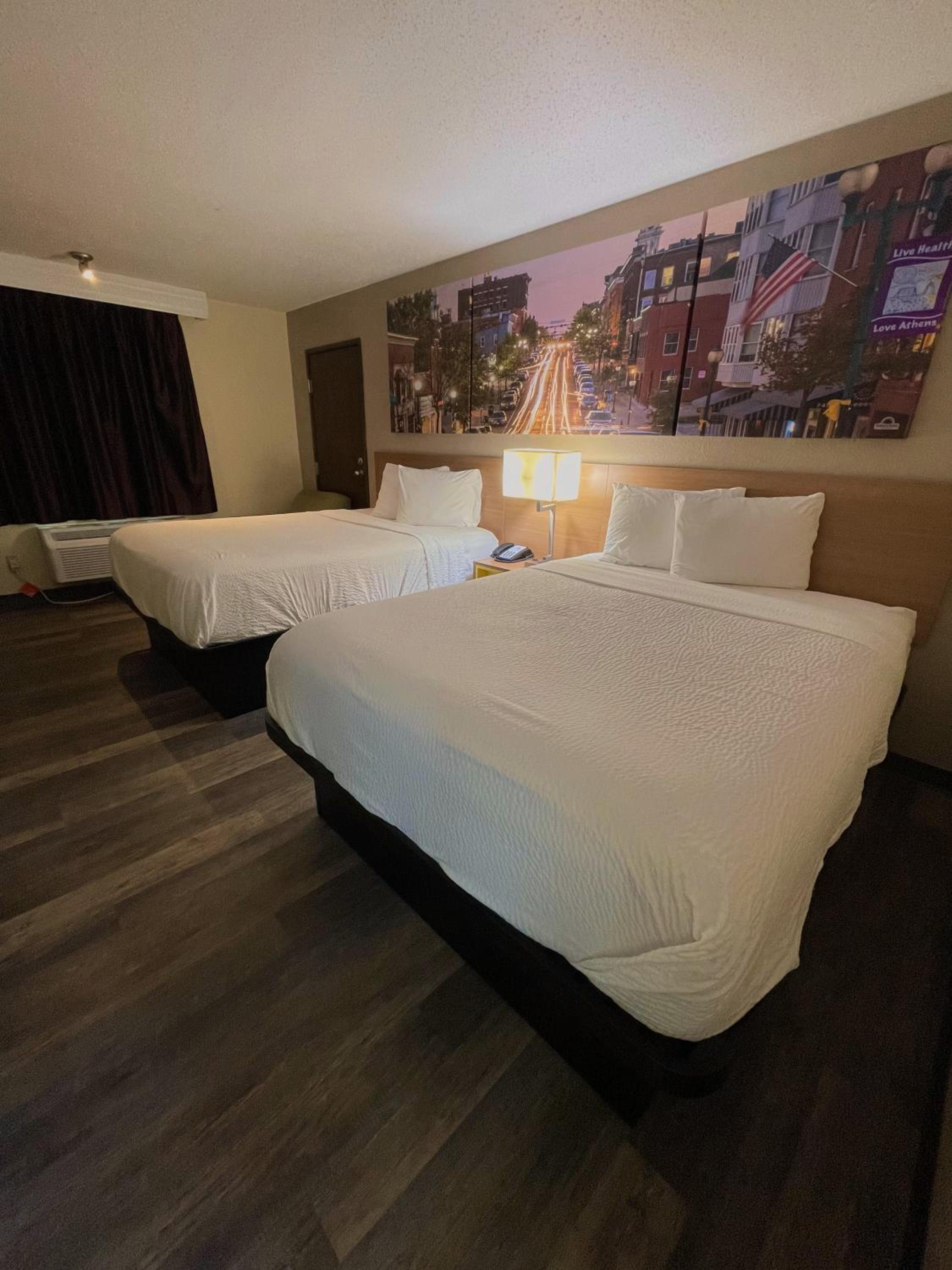 Queen Room with Two Queen Beds - Non-Smoking - Photo 3