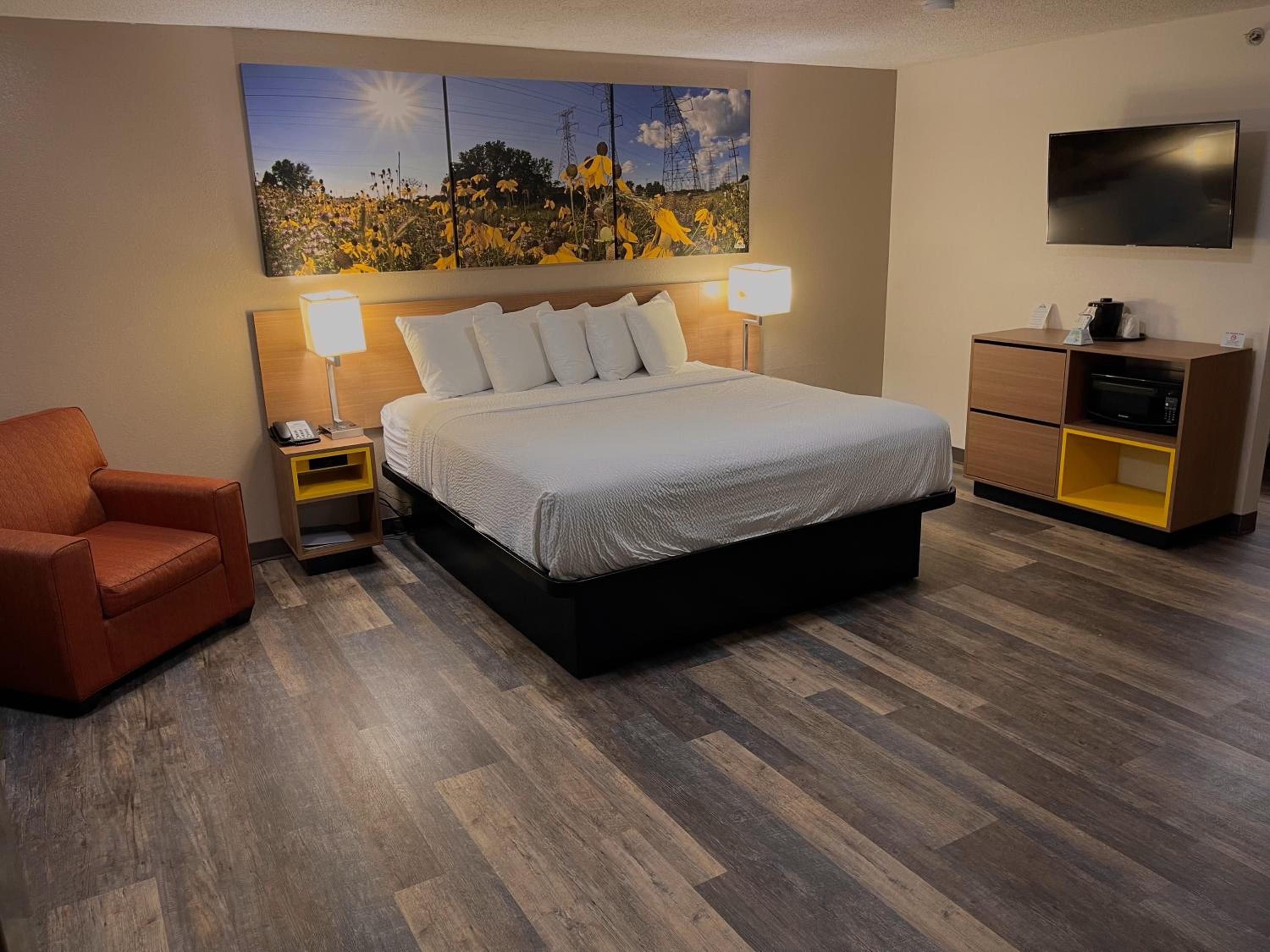 King Suite - Non-Smoking - Photo 4