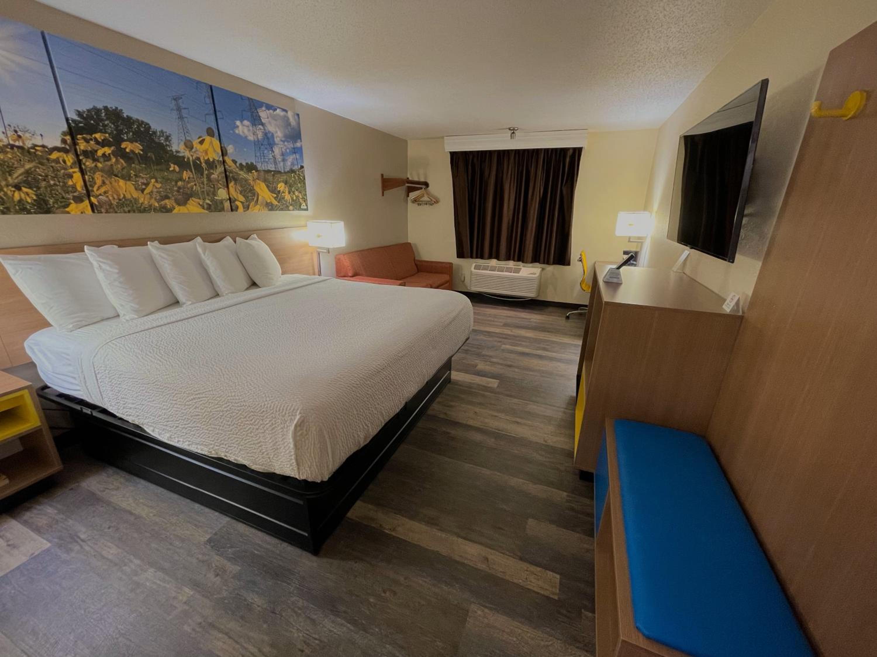 King Room - Non-Smoking - Photo 3