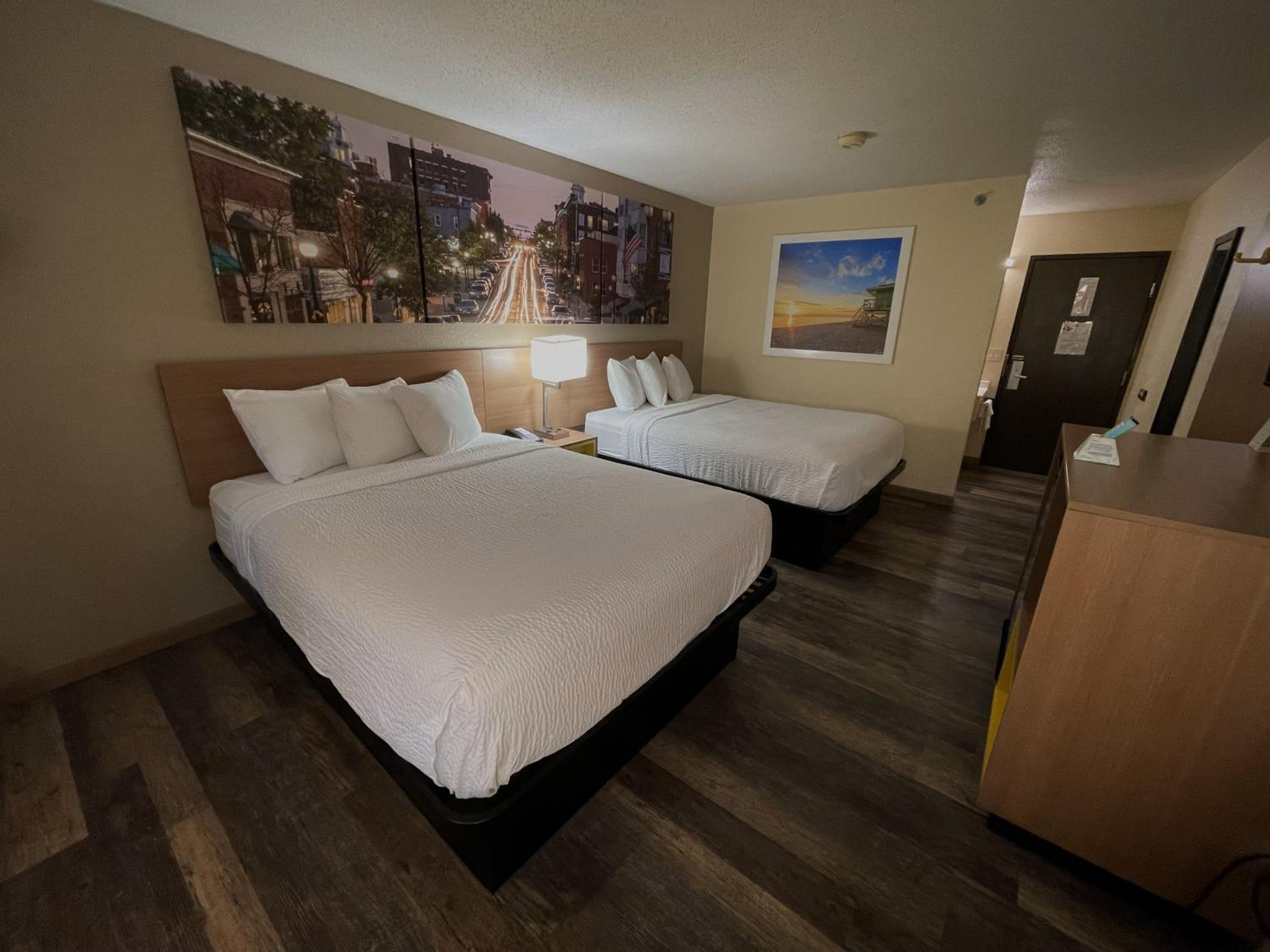 Queen Room with Two Queen Beds - Non-Smoking - Photo 4