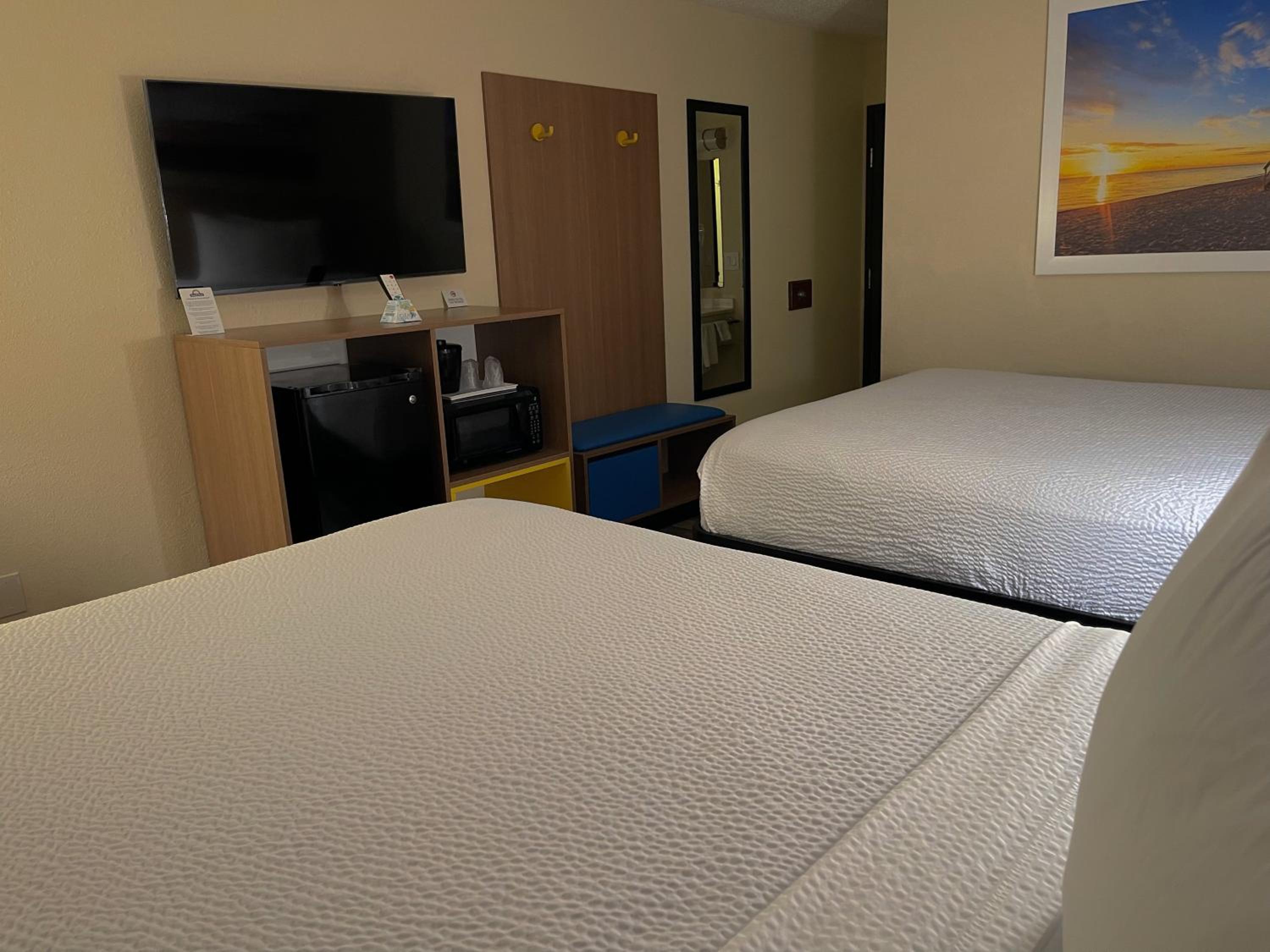 Queen Room with Two Queen Beds - Non-Smoking - Photo 2