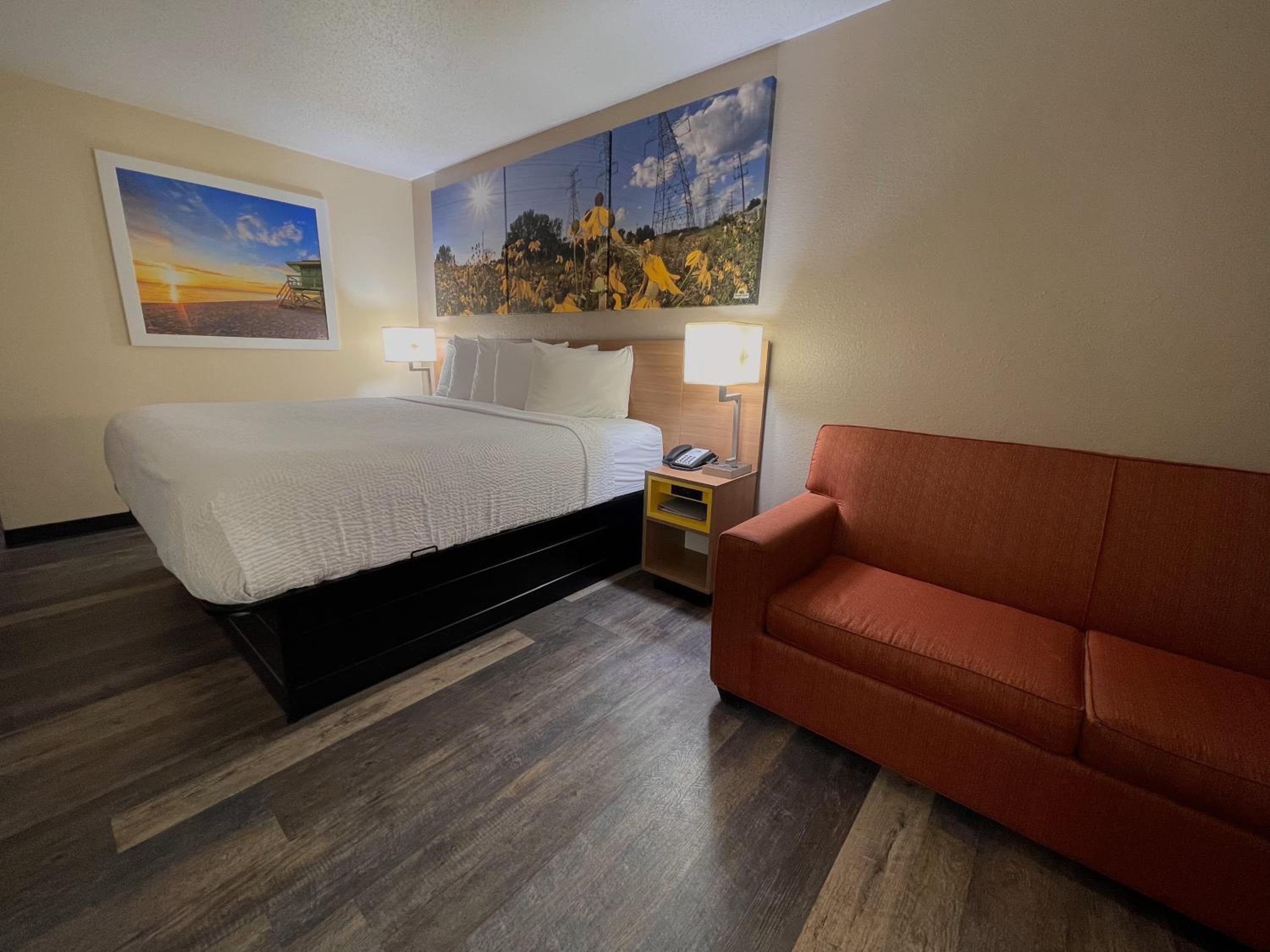 King Room - Non-Smoking - Photo 4