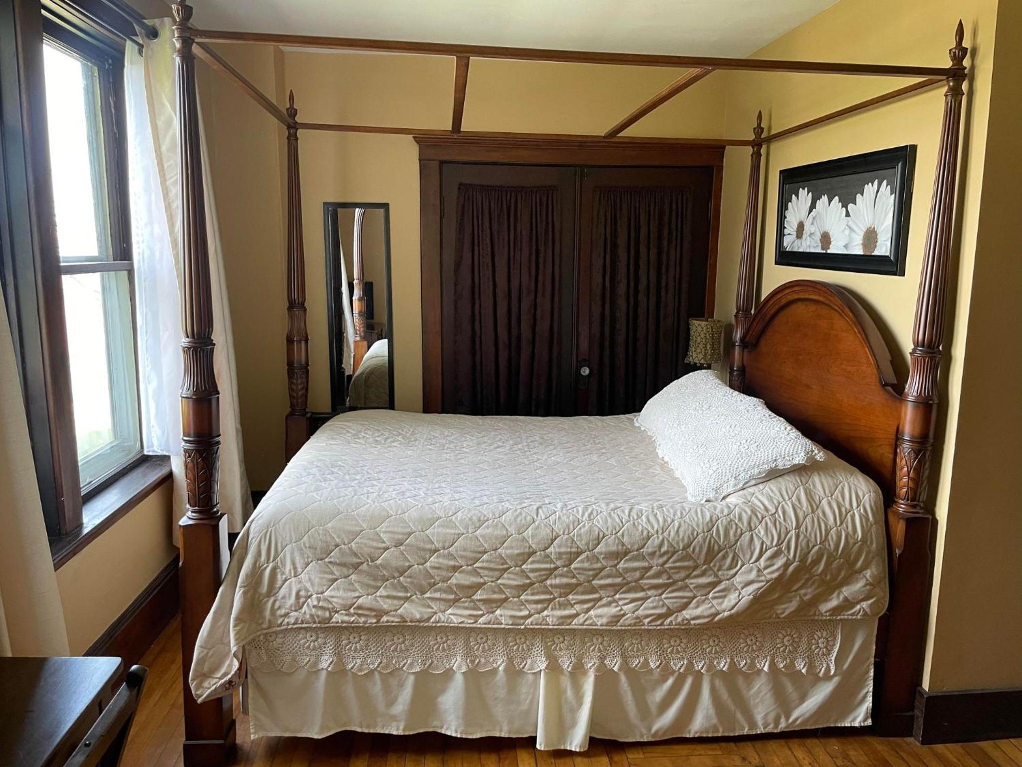 Queen Room photo 1