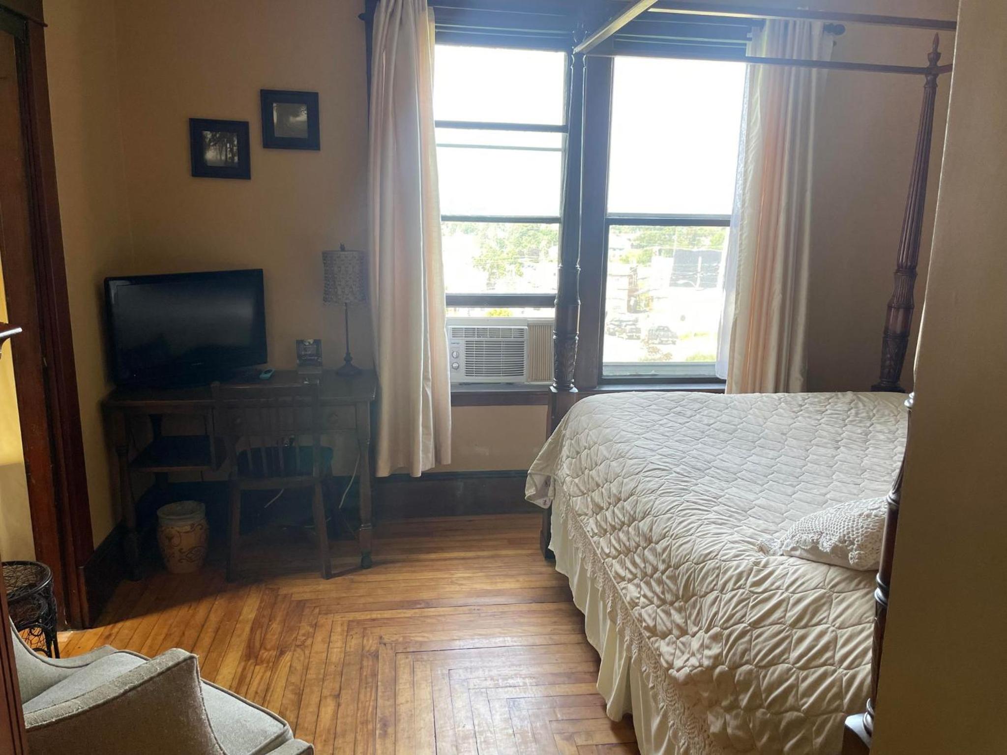 Queen Room photo 3
