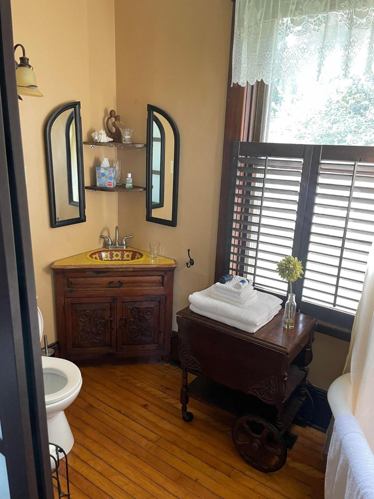 Queen Room photo 2