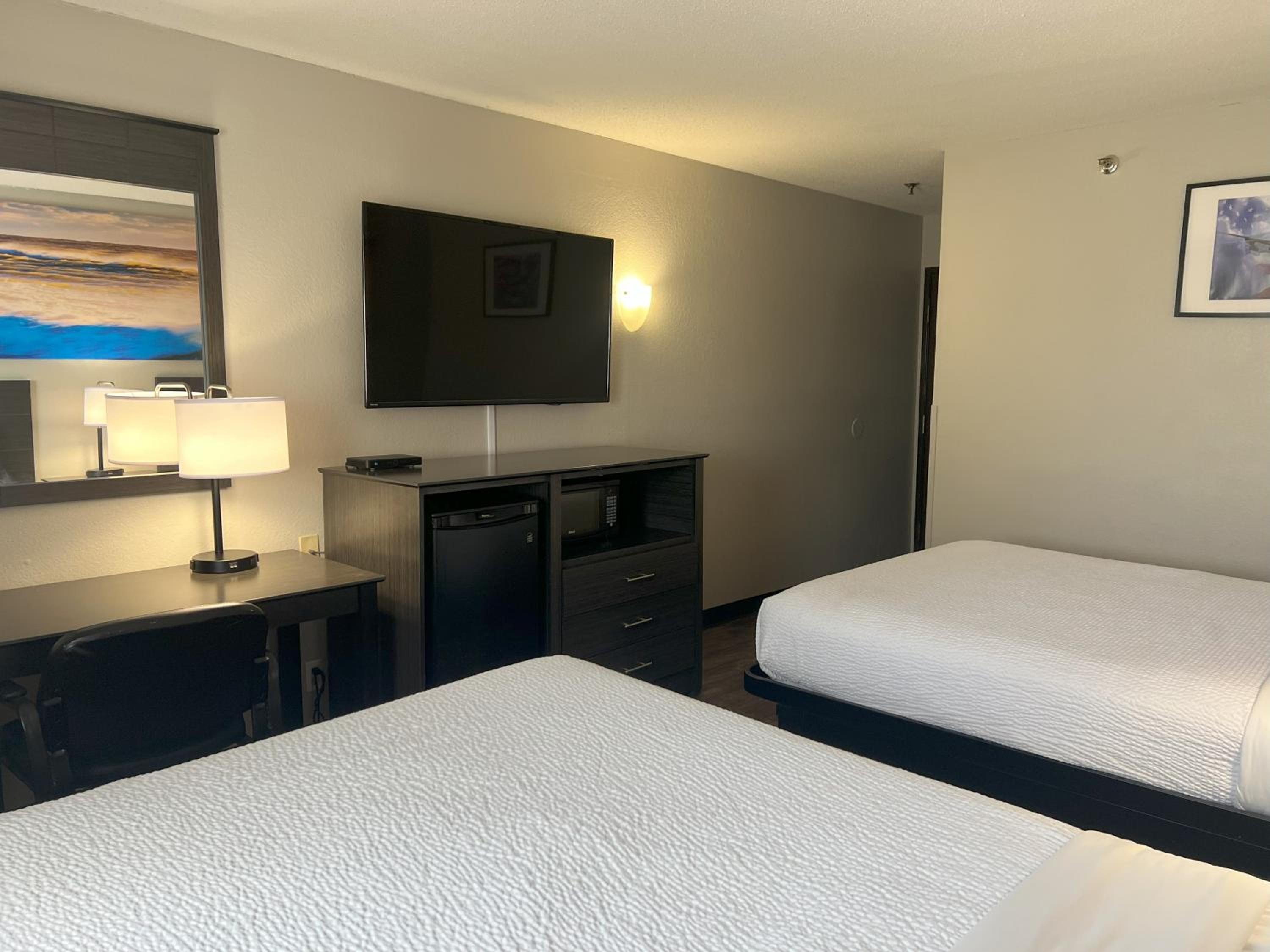 Queen Room with Two Queen Beds/Second Floor, No Elevator, Non-Smoking photo 3