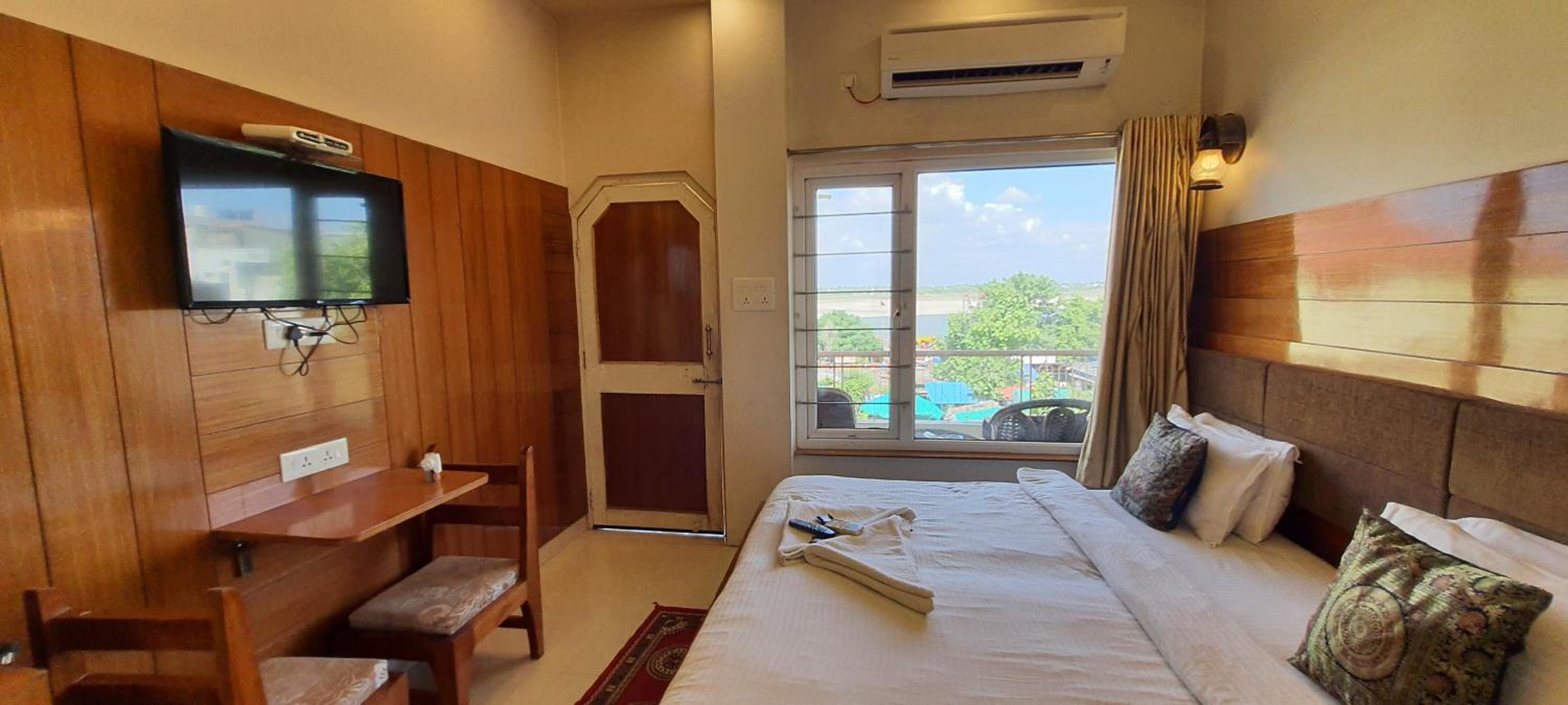 Compact Double Bed River Side