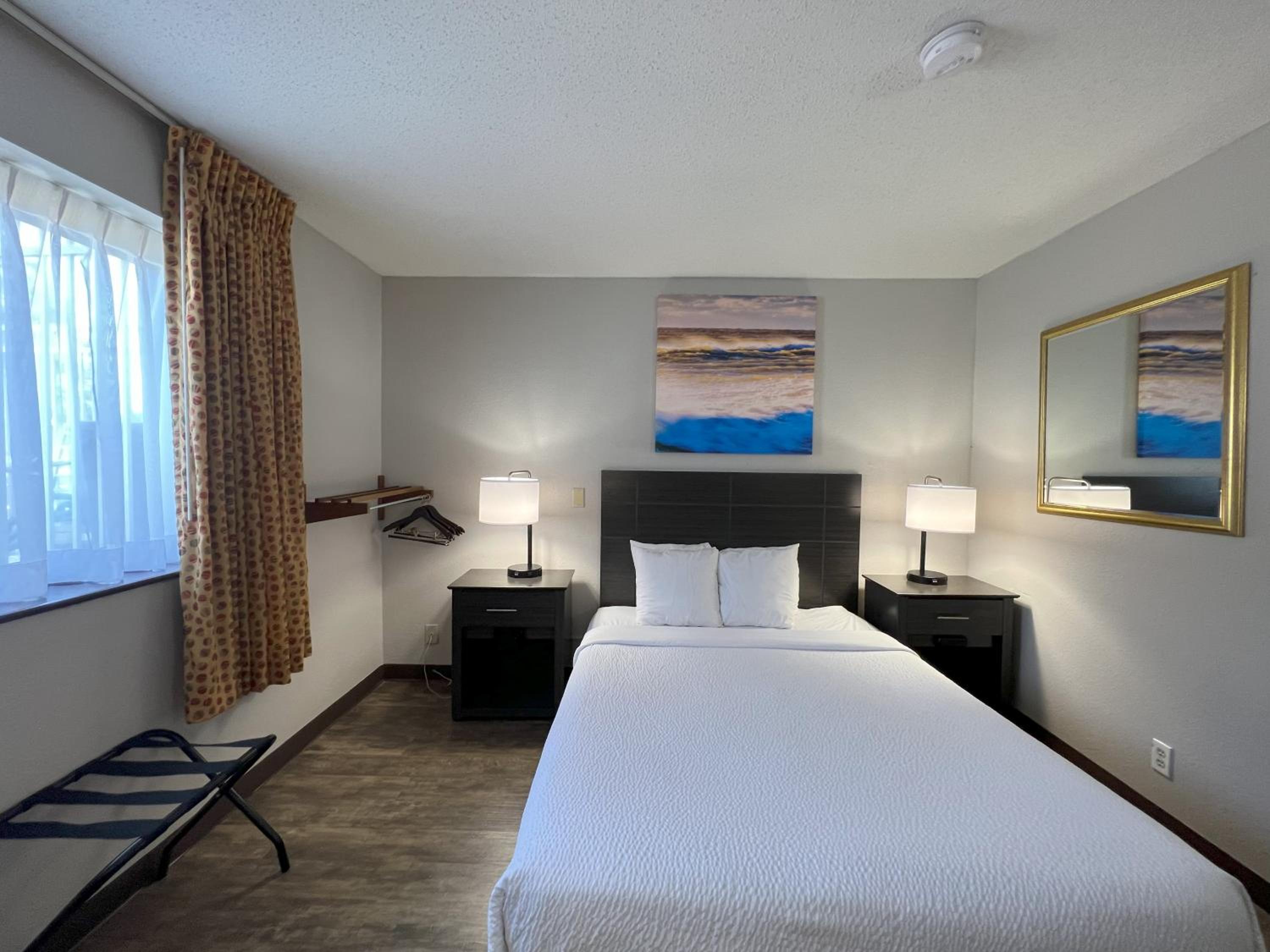 Queen Room with Mobility/Hearing Impaired Access/Ground Floor, No-Smoking photo 2