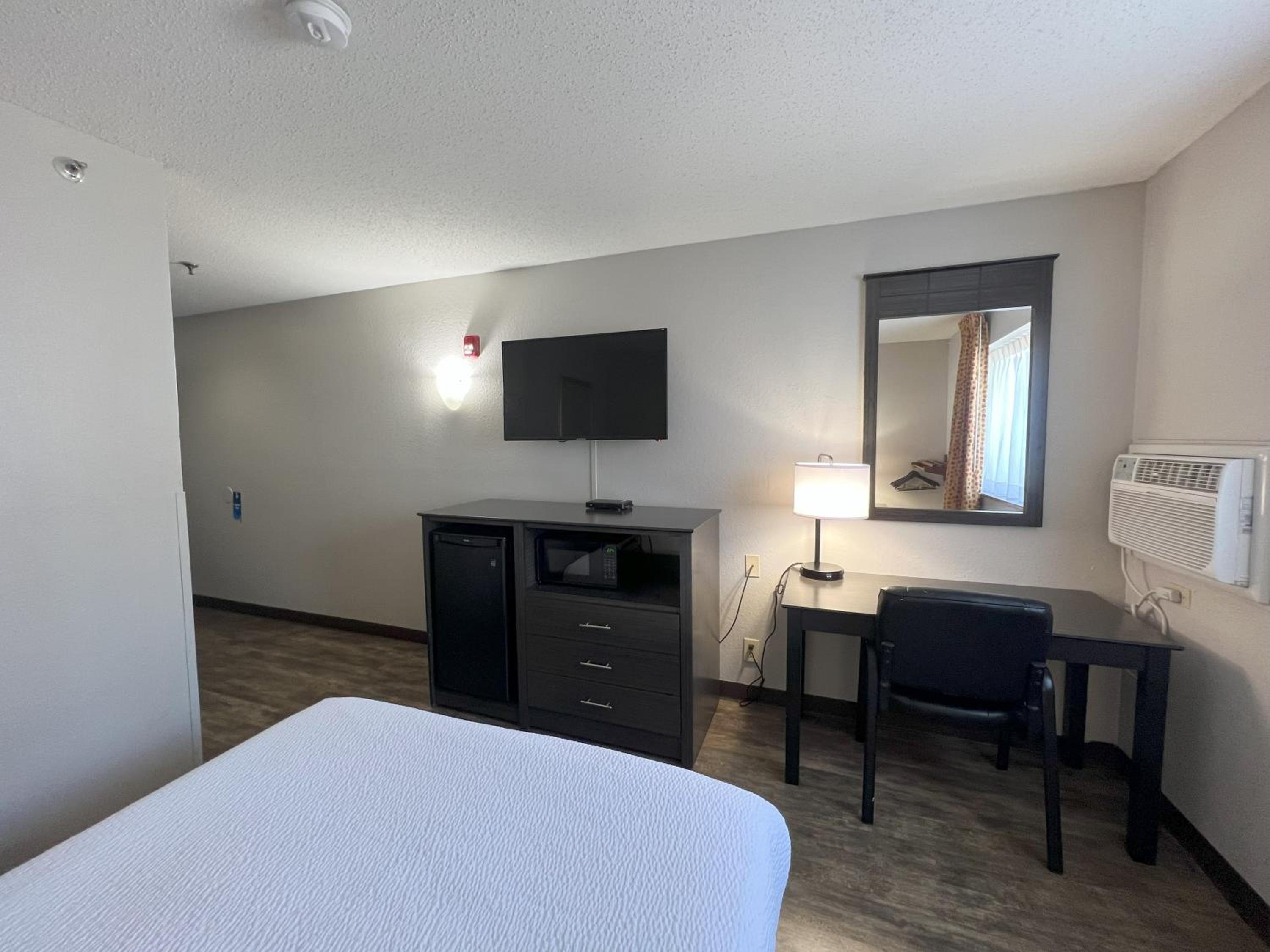 Queen Room with Mobility/Hearing Impaired Access/Ground Floor, No-Smoking photo 3