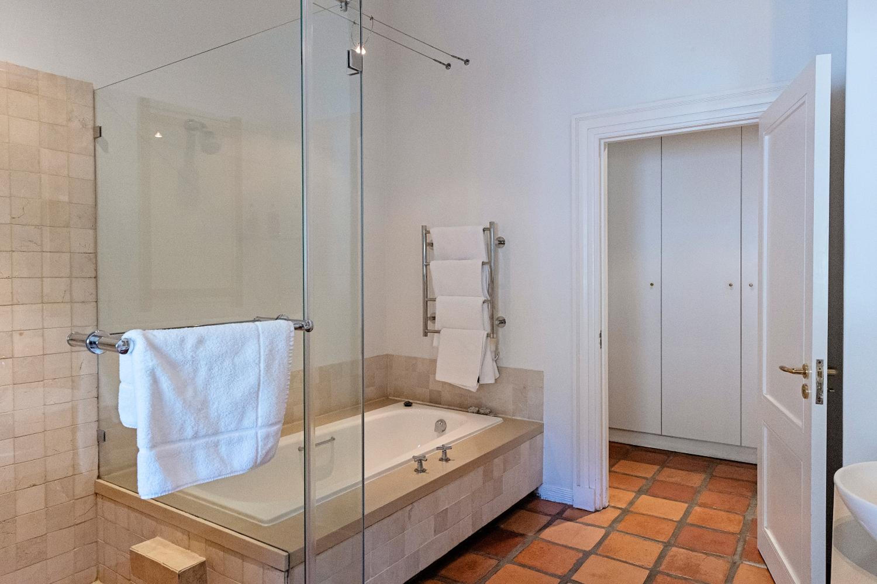 King Suite - Photo 5
