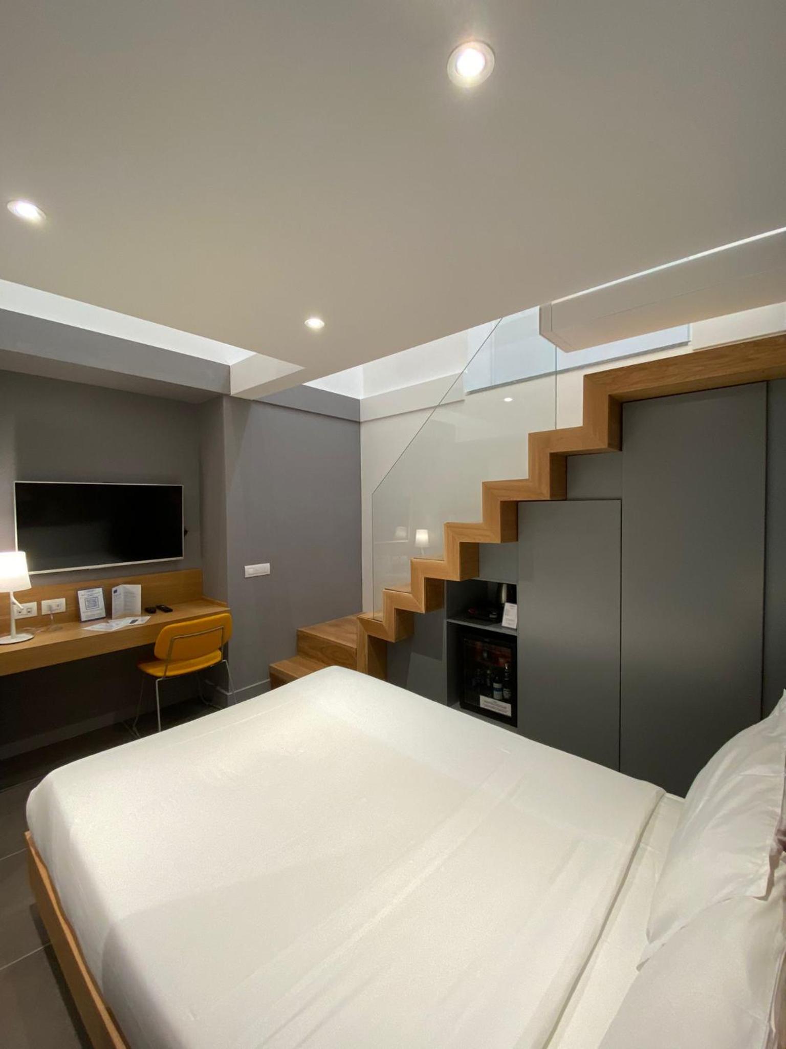 Budget Double Room with courtyard view (basement floor) photo 2