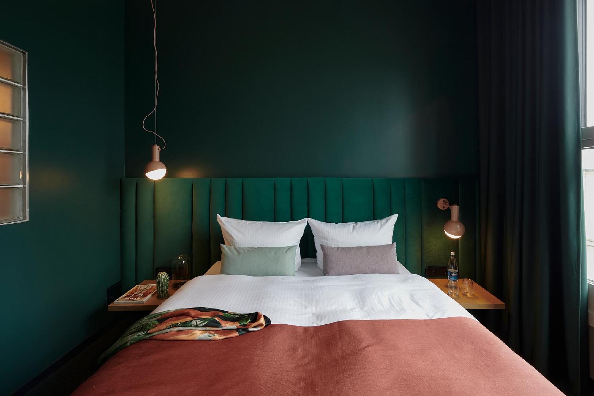 Large Double Room - Photo 6