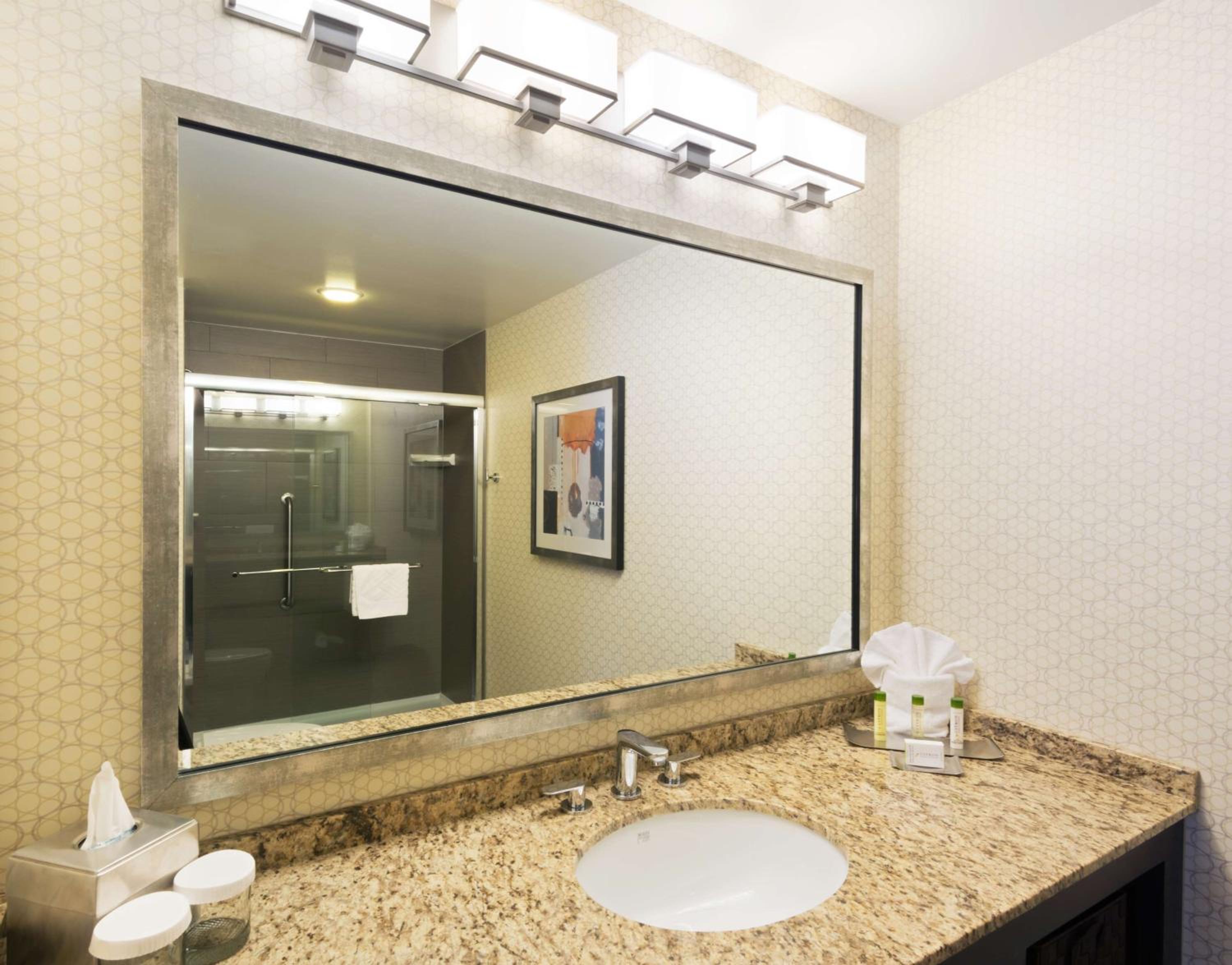 Queen Suite - Non-Smoking - Photo 2