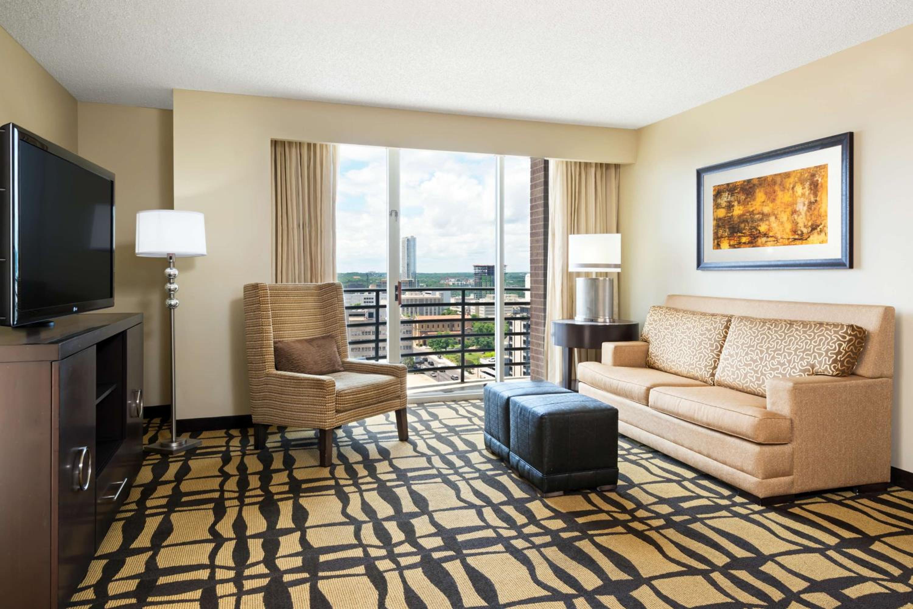 Deluxe King Suite - Photo 2