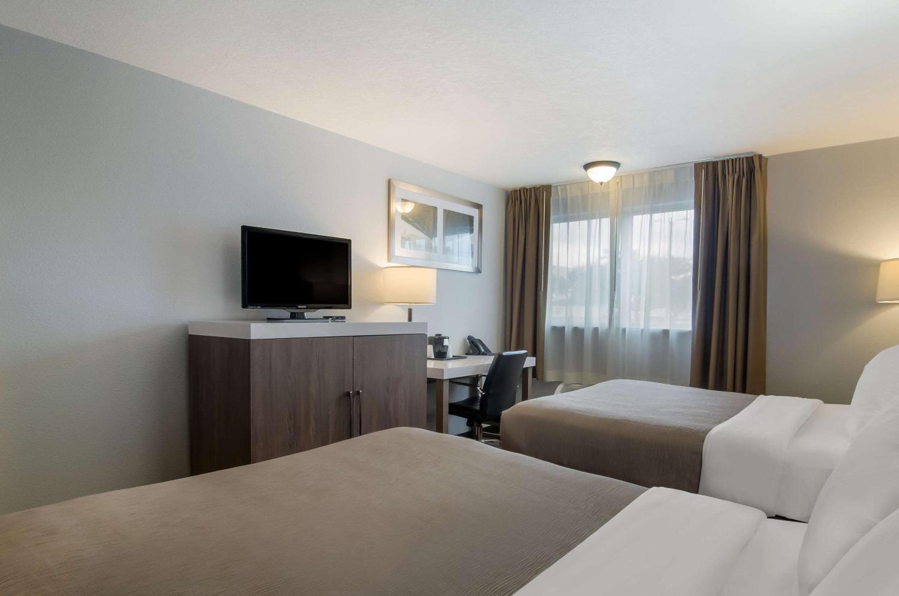 Queen Room with Two Queen Beds - Non-Smoking - Photo 3