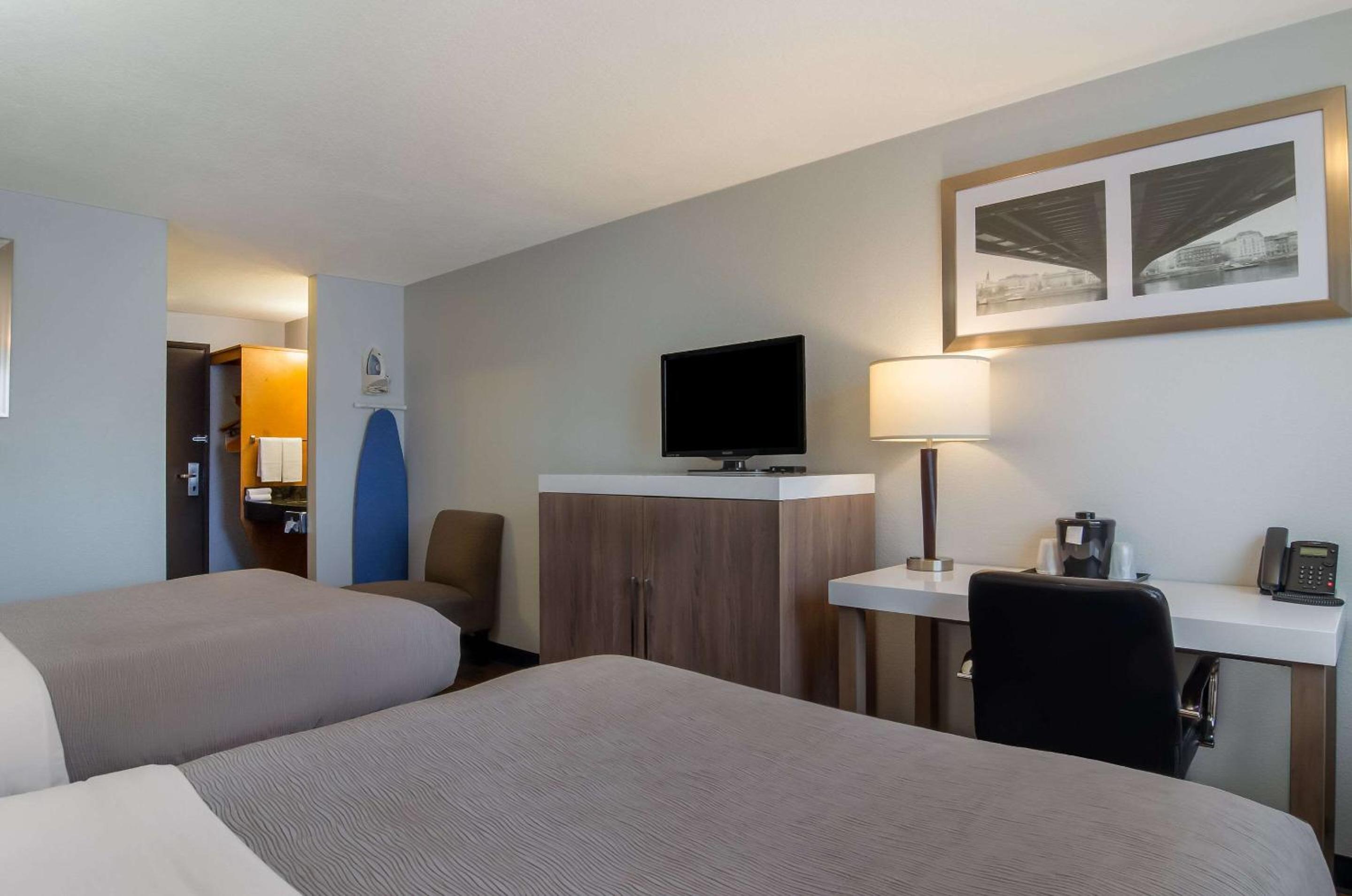 Queen Room with Two Queen Beds - Non-Smoking - Photo 2