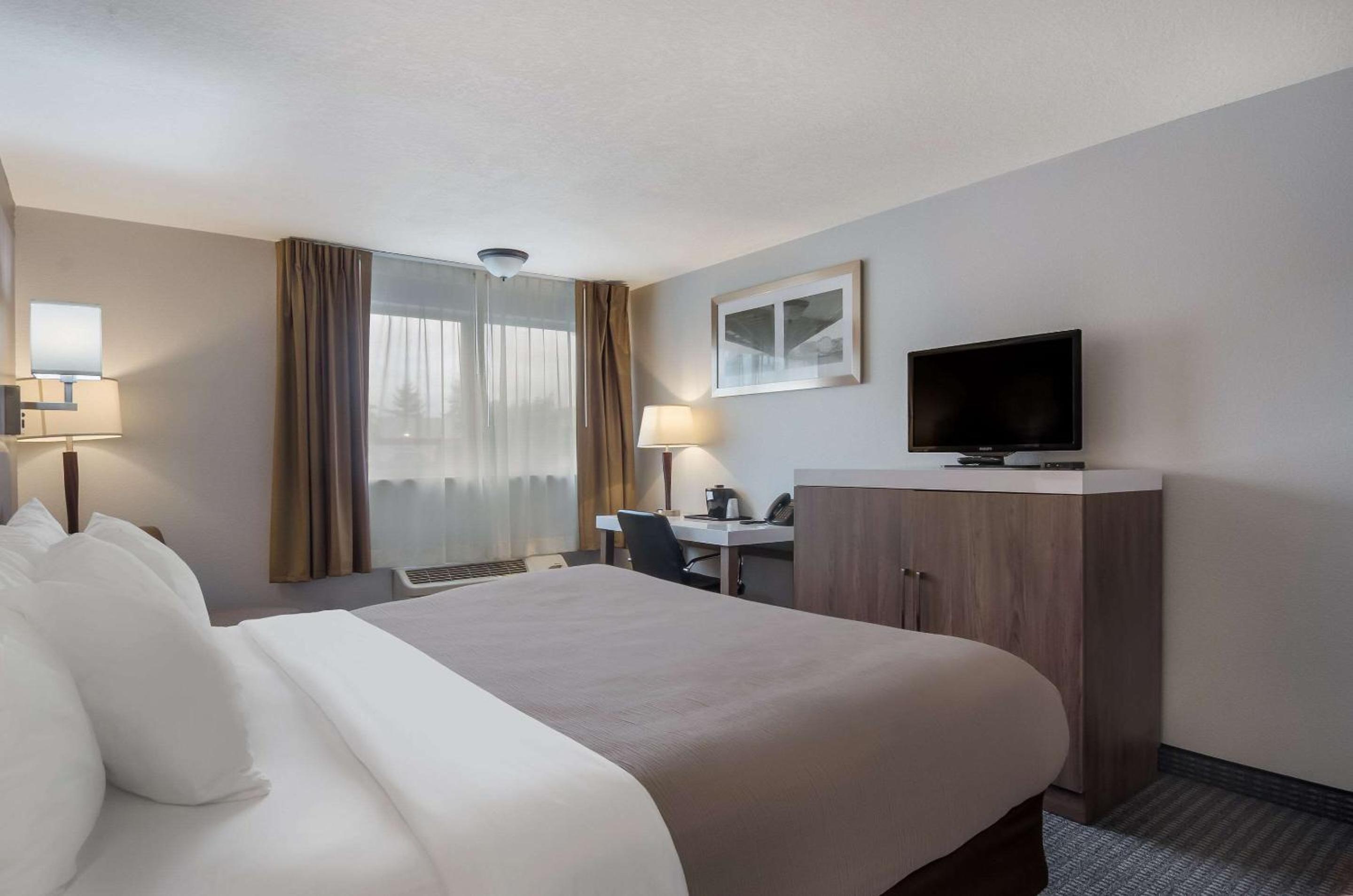 King Suite - Non-Smoking - Photo 2