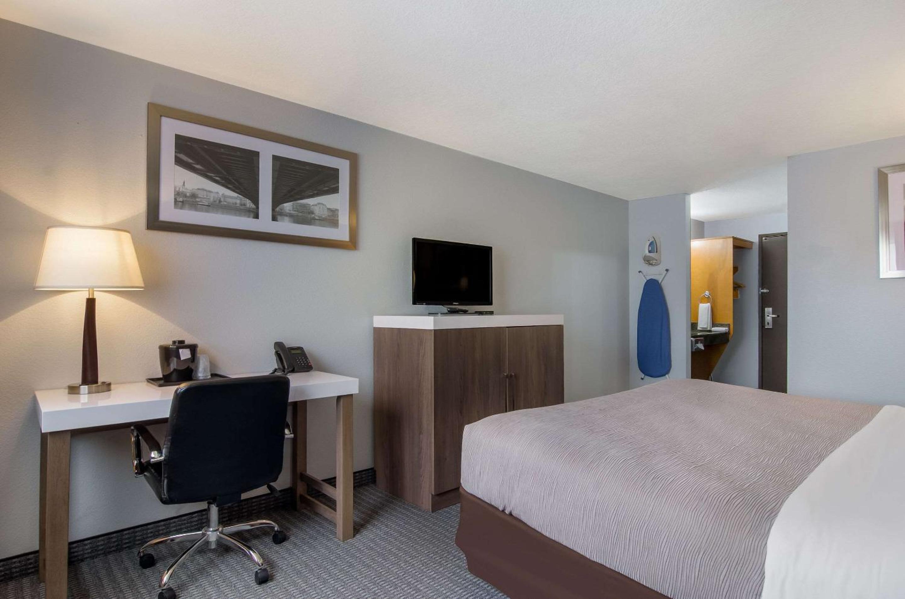 King Suite - Non-Smoking - Photo 3