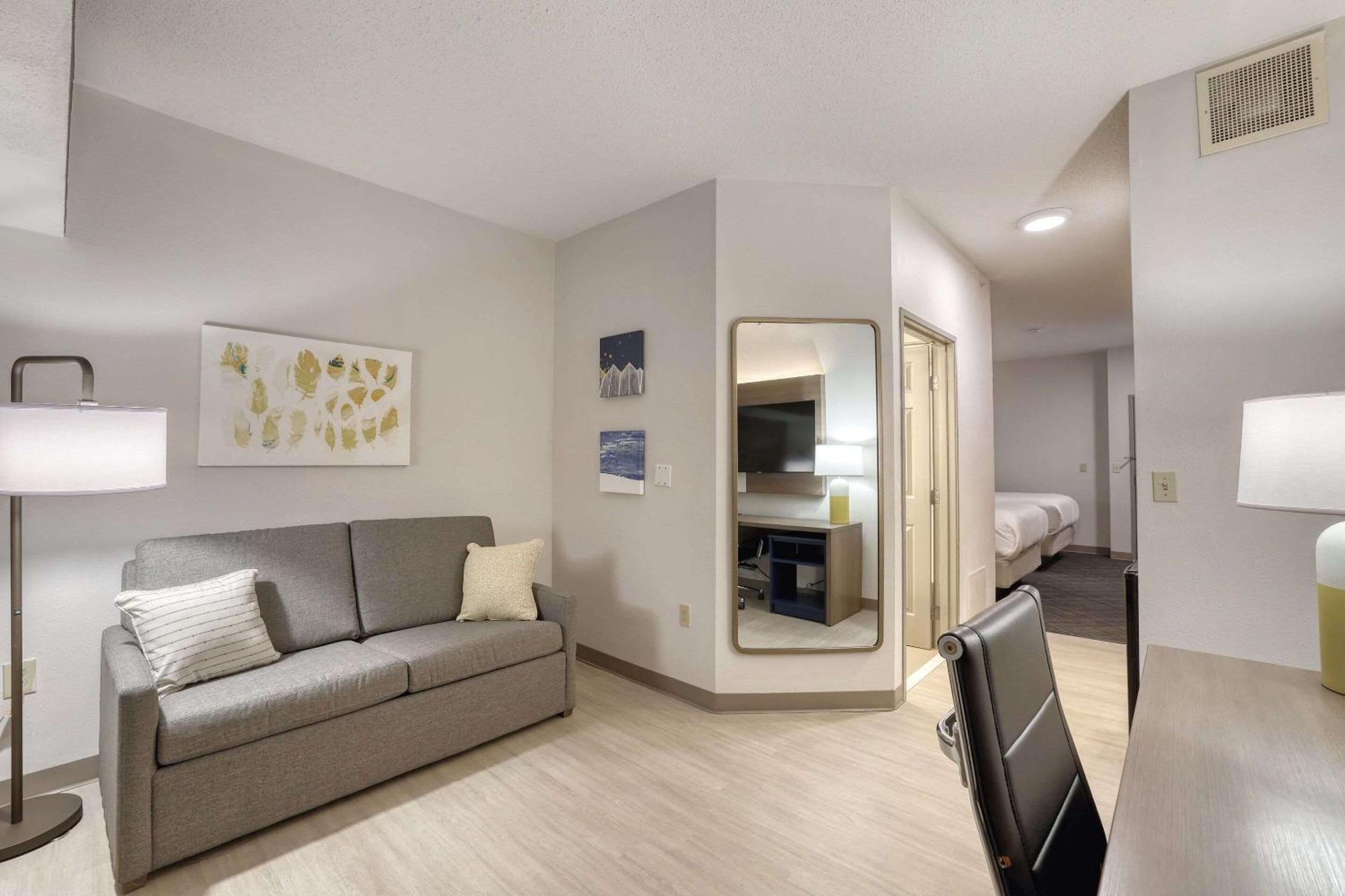 Queen Suite with Two Queen Beds - Non-Smoking - Photo 4