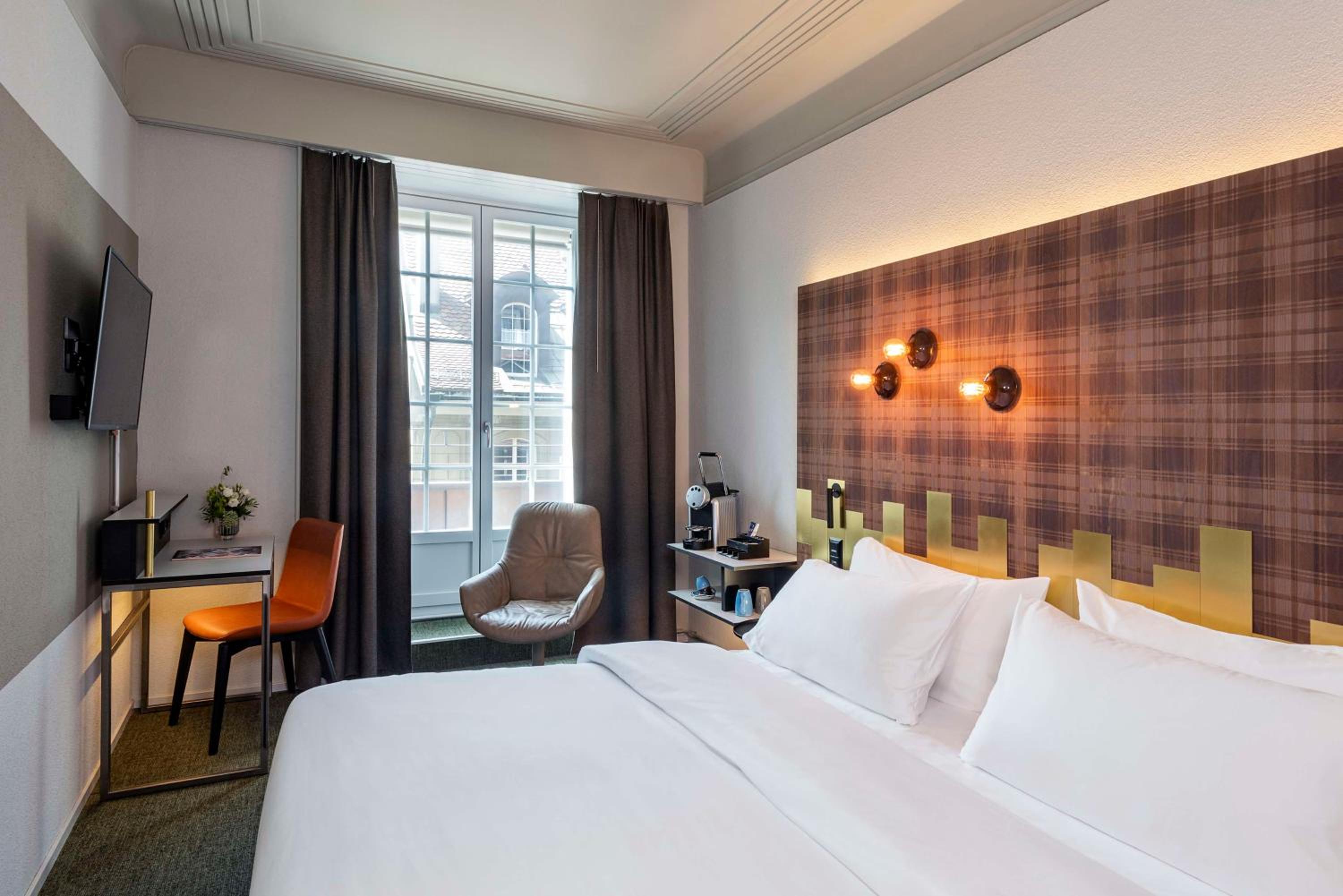 Superior Room with Balcony thumbnail 6