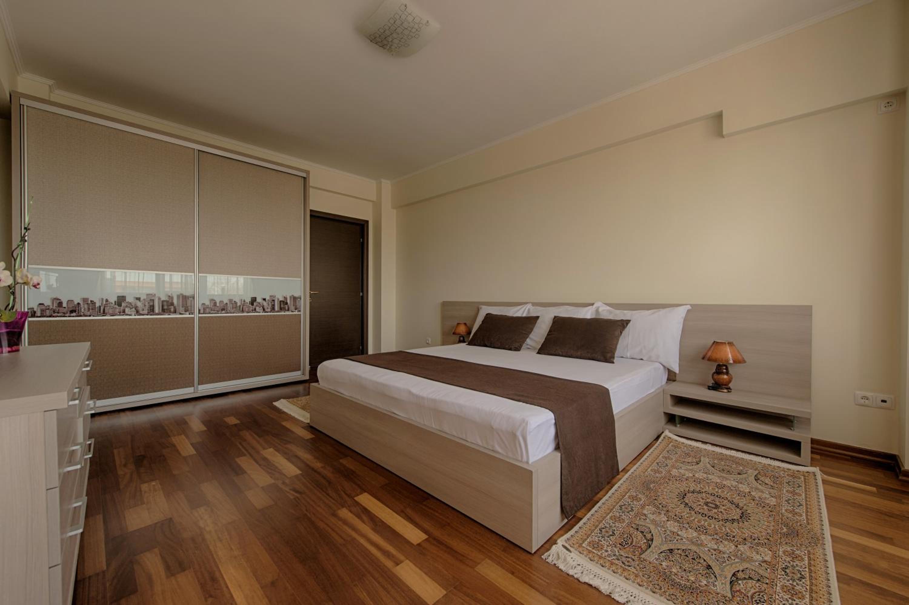Deluxe Two-Bedroom Apartment with Parking Included photo 2